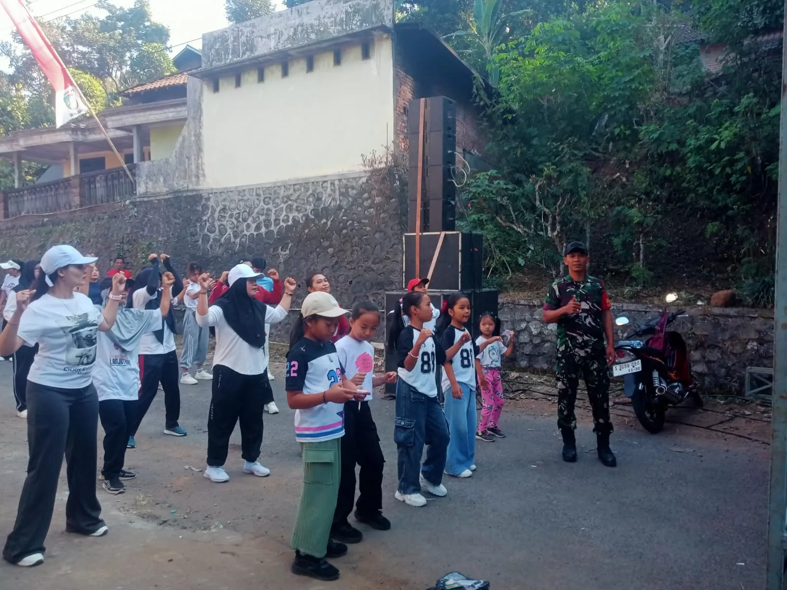 Babinsa Koramil Wonosalam Amankan Jalan Sehat di Desa Jarak