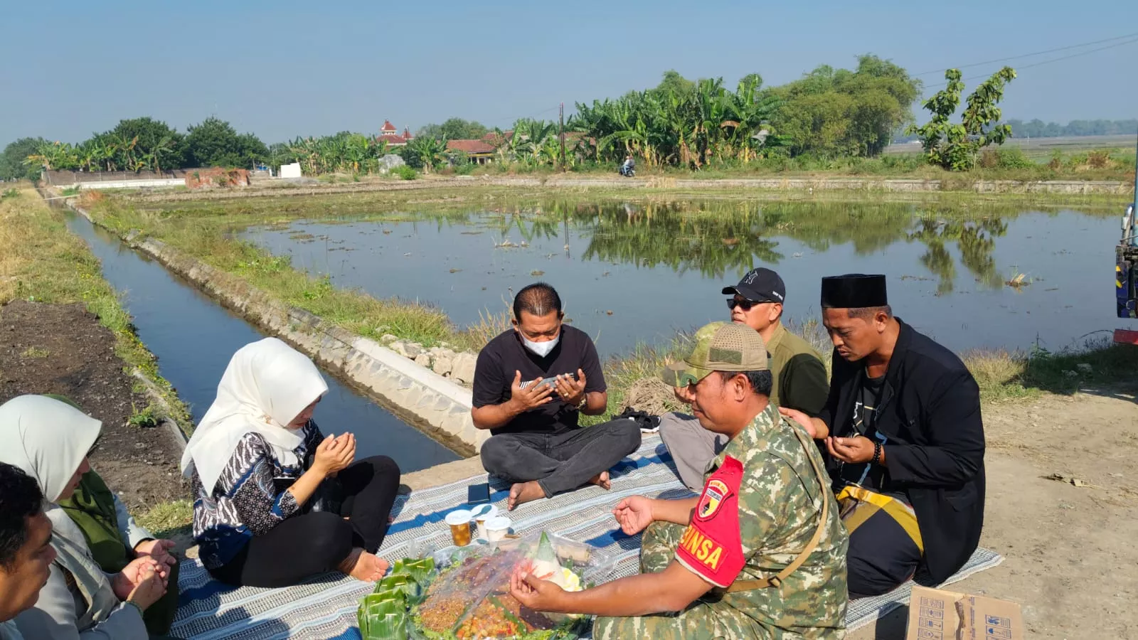 Babinsa Tembelang Hadiri Tasyakuran Petani Desa Kedungotok