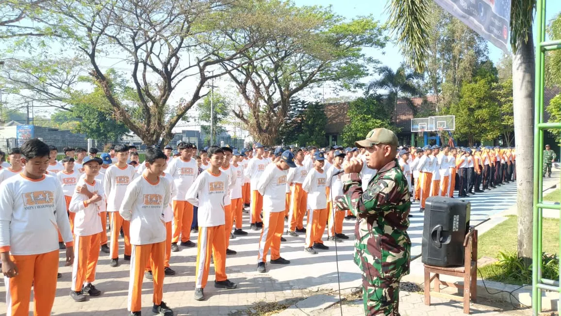 Serda Andi Chris Beri Pelatihan PBB di SMPN 1 Mojowarno