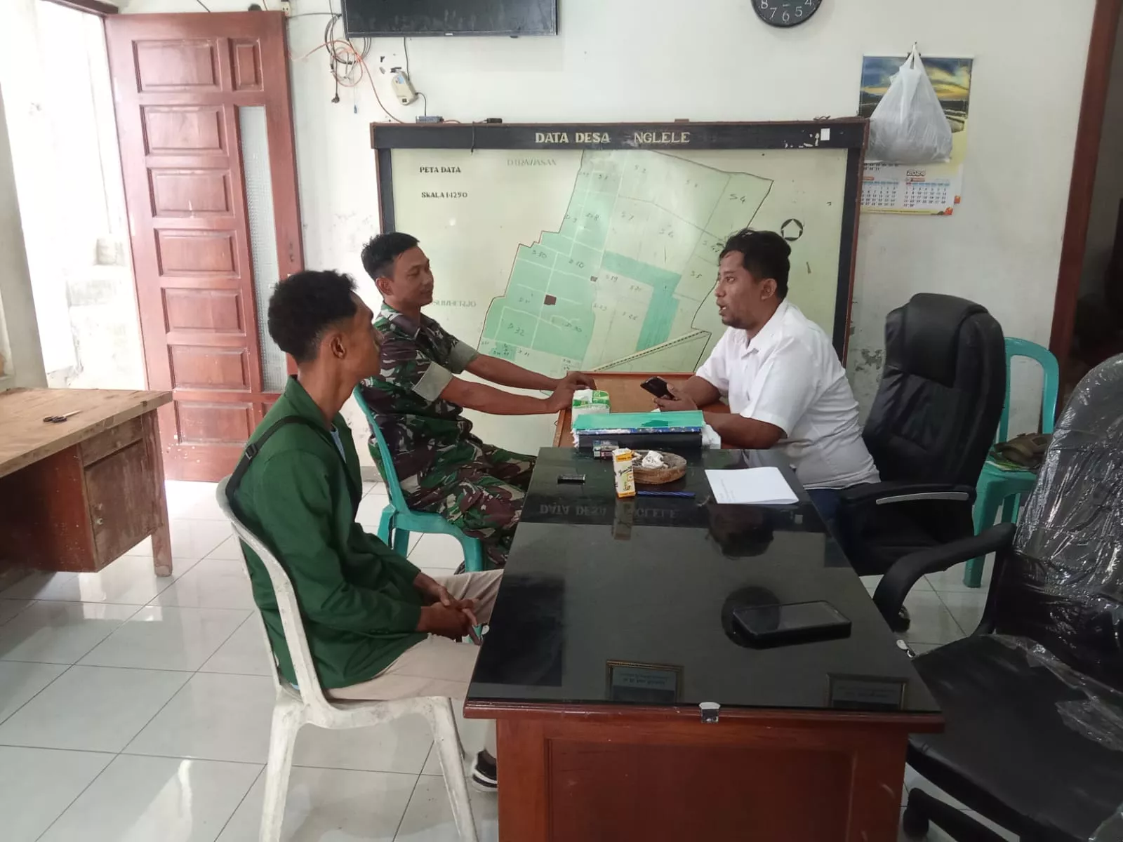 Babinsa Sumobito Pererat Sinergitas dengan Perangkat Desa Nglele
