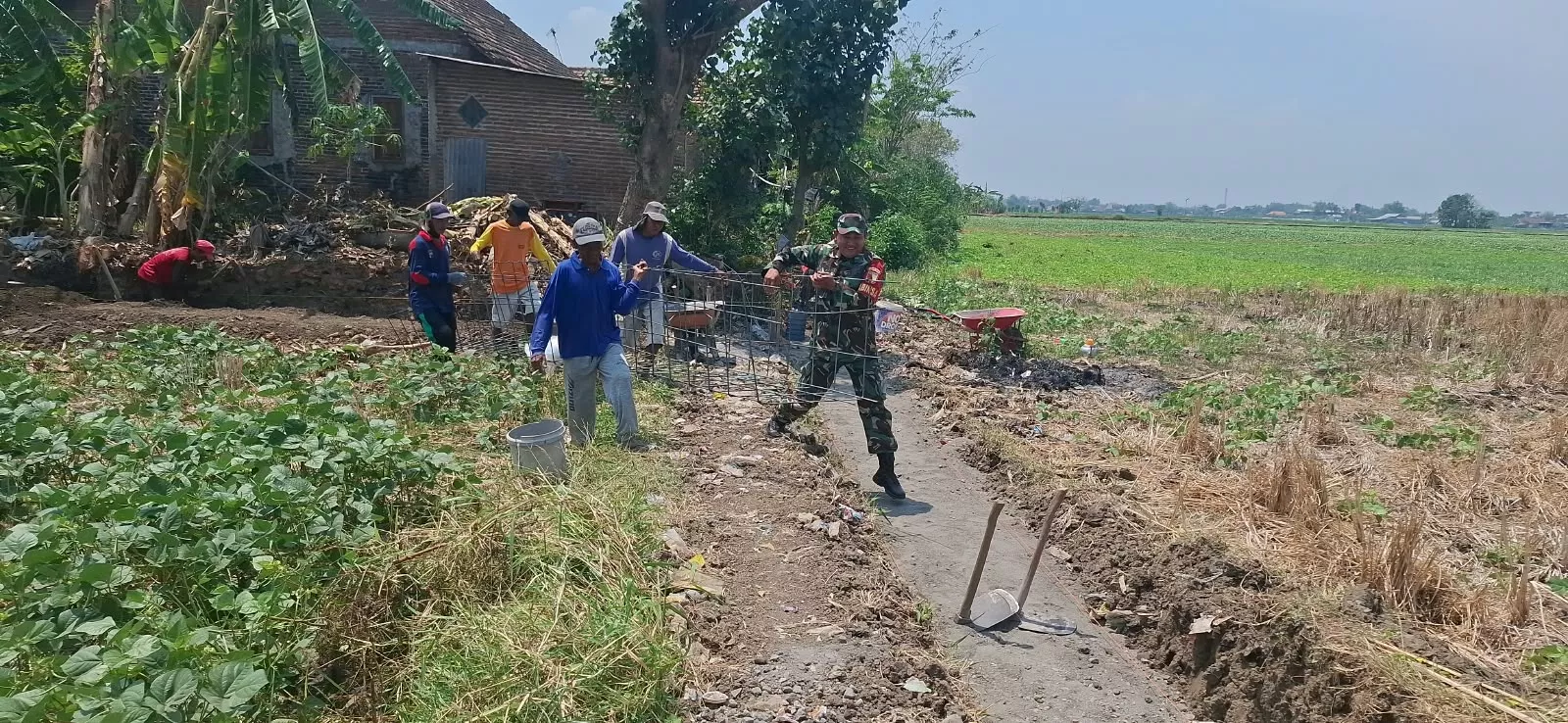 Babinsa Tembelang Perbaiki Saluran Irigasi di Desa Tampingmojo