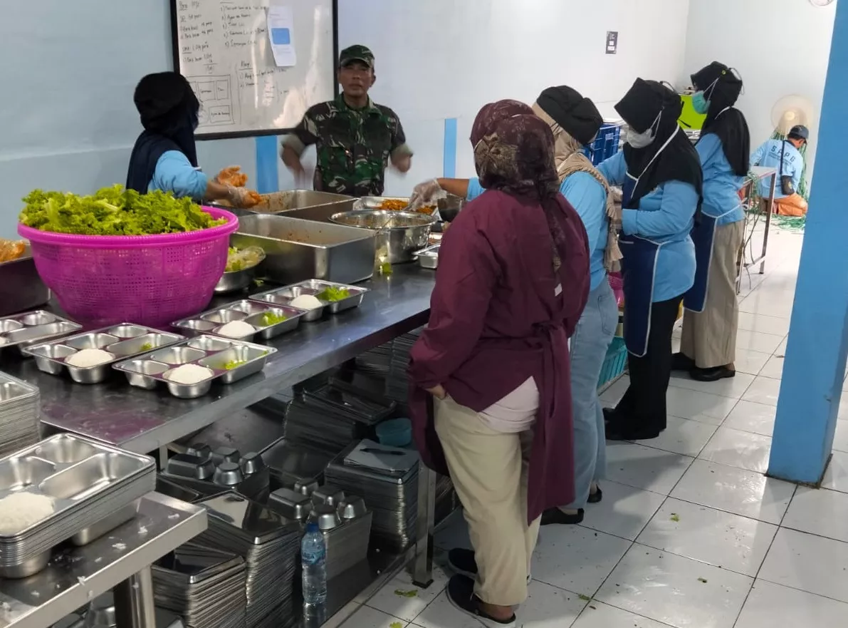 Babinsa Koramil Kota Jombang Pantau Menu Makan Bergizi Gratis