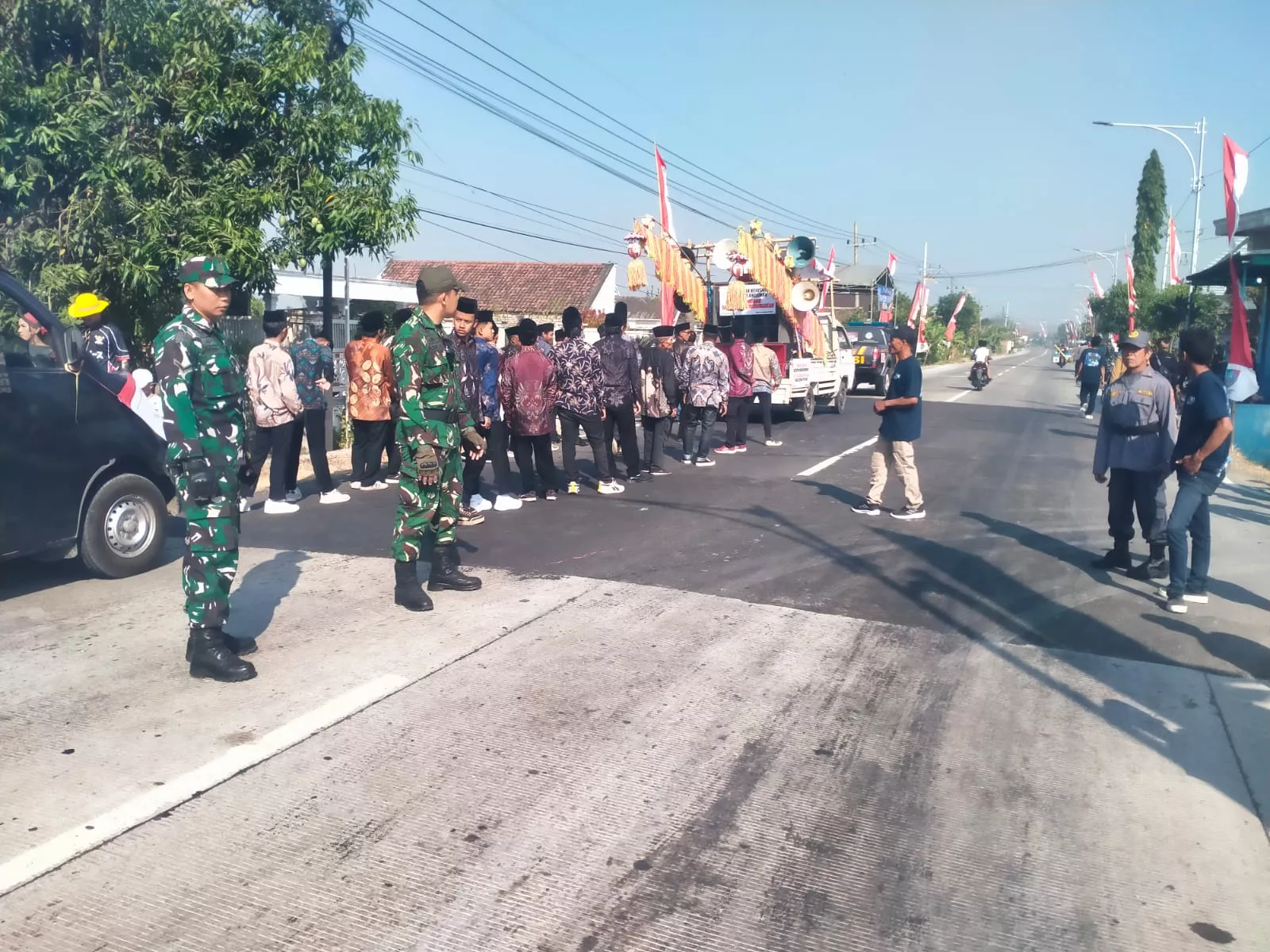 Koramil Kabuh Amankan Karnaval Desa Karangpakis