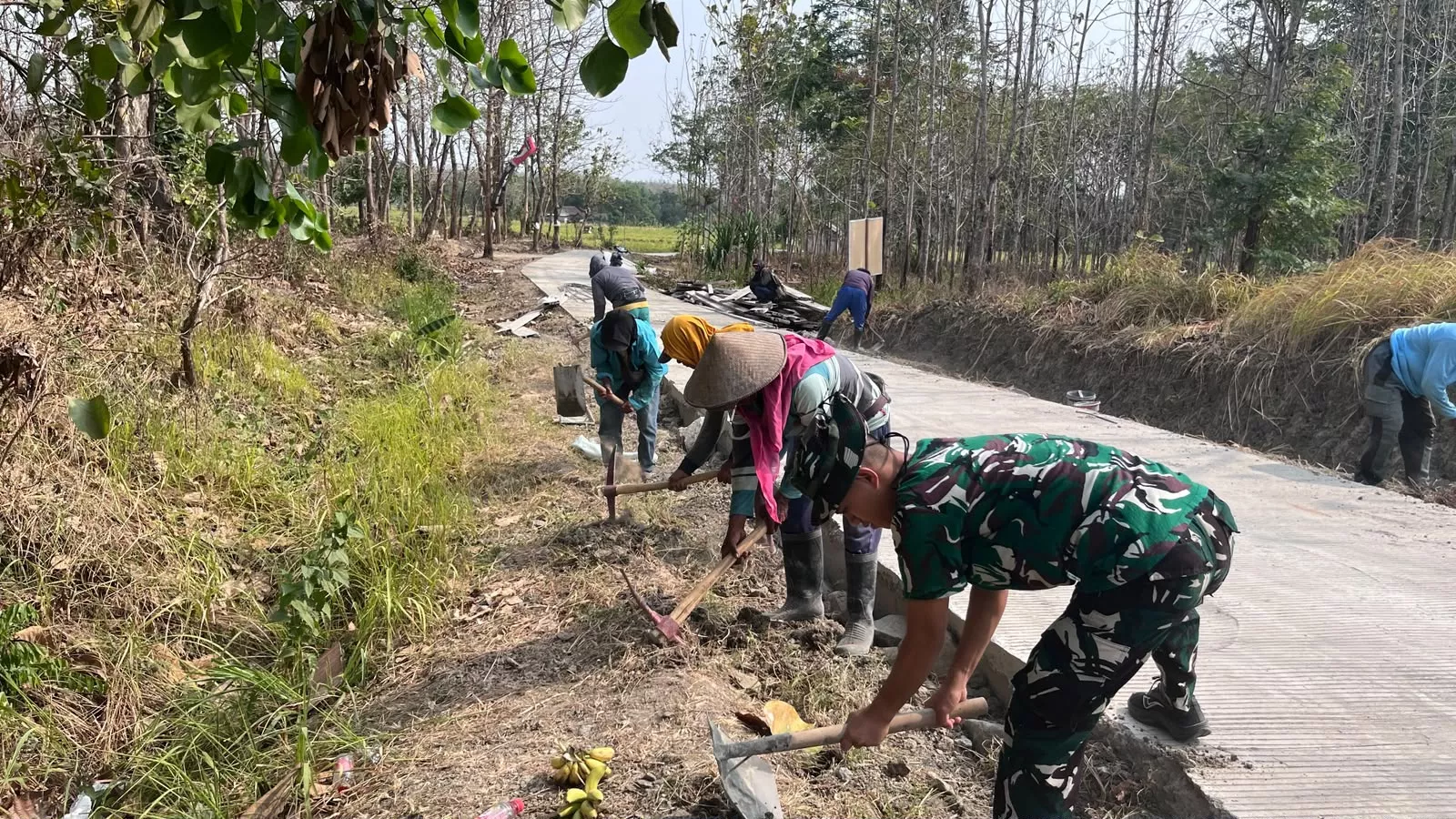 TMMD ke-130 Kodim Jombang Bangun Jalan Desa Klitih