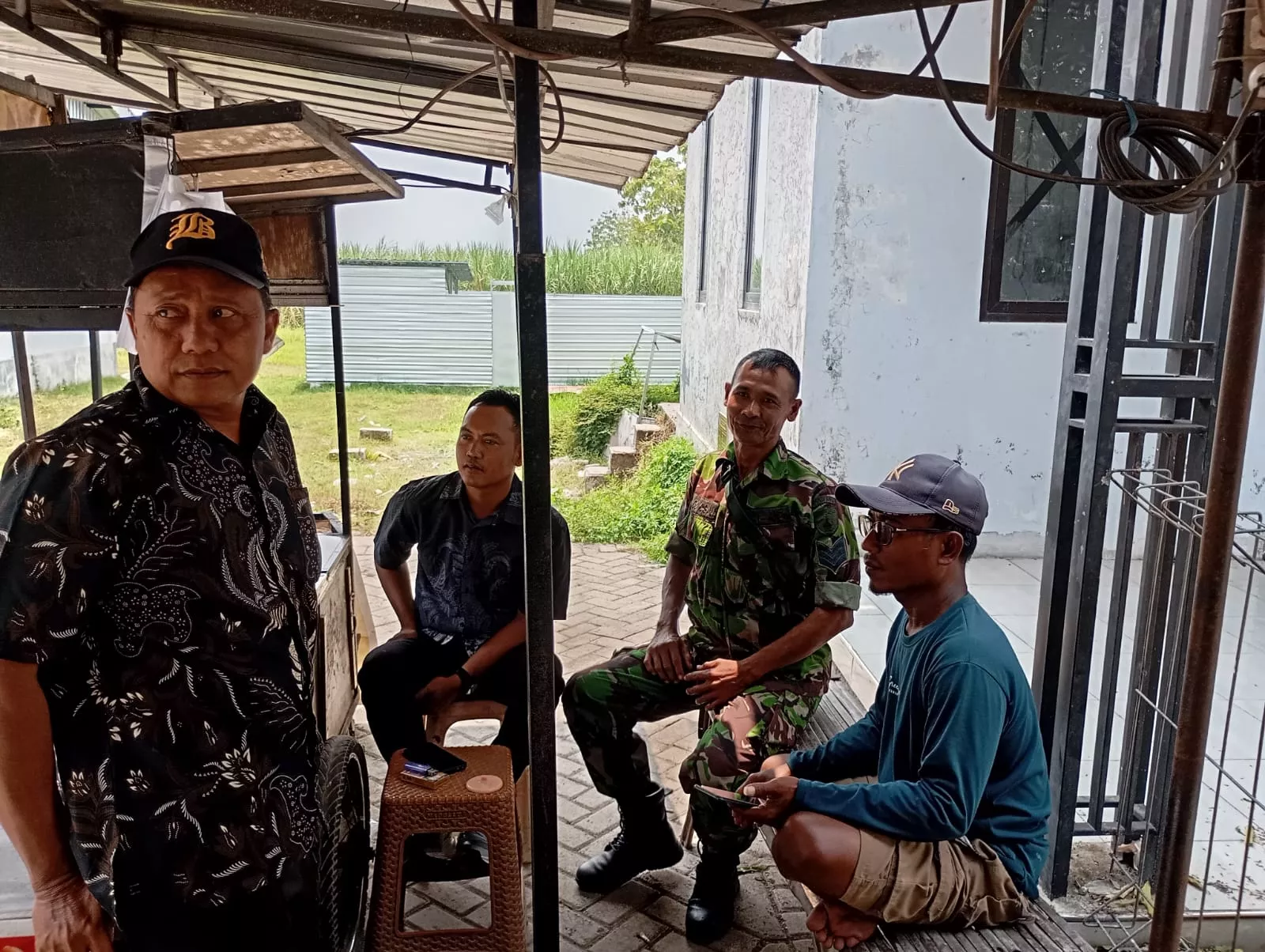Babinsa Koramil Gudo Intensifkan Komsos dengan Warga Krembangan