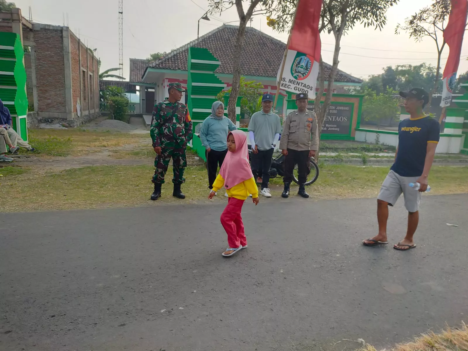 Sertu Mariyanto Hadiri Jalan Sehat di Desa Mentaos