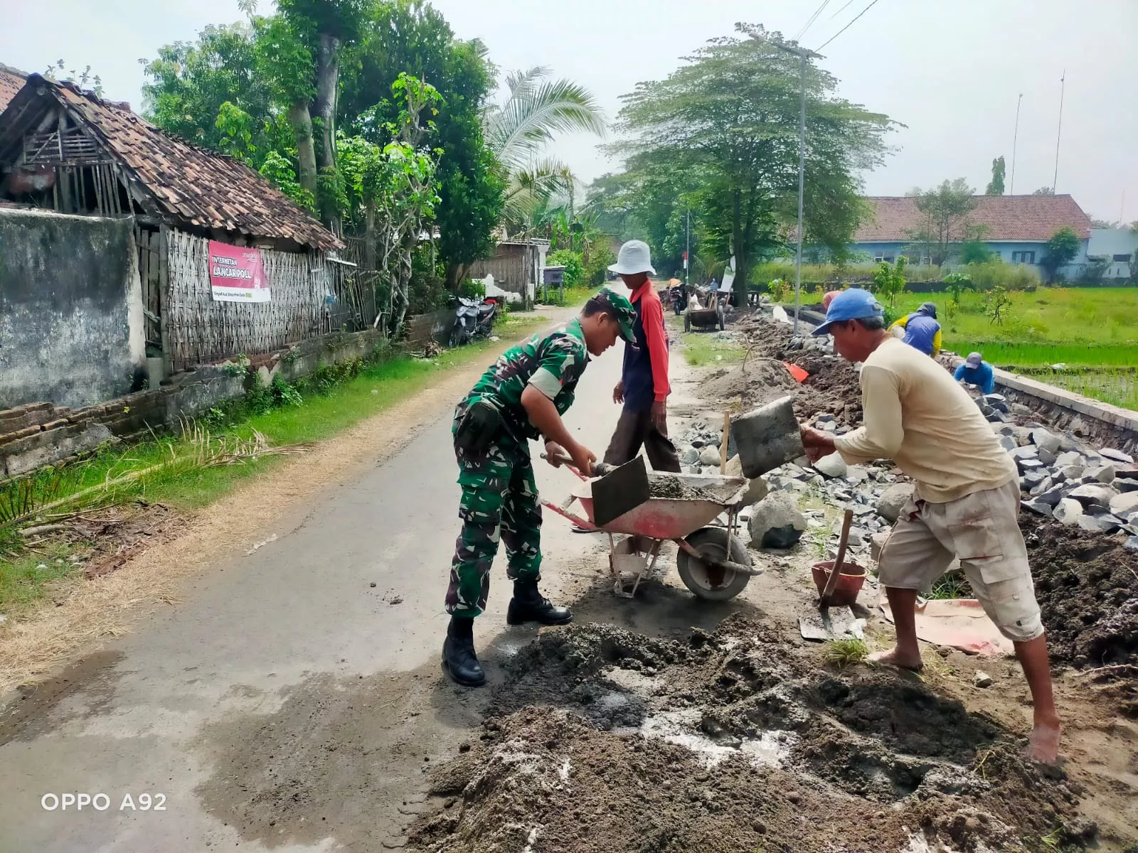 Babinsa Peterongan Gelar Karya Bakti Bersama Warga Dukuh Klopo