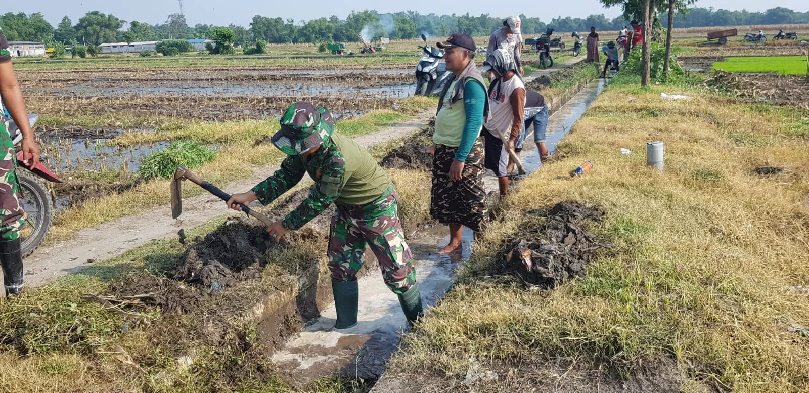 Babinsa dan Warga Bersihkan Saluran Irigasi di Jombang