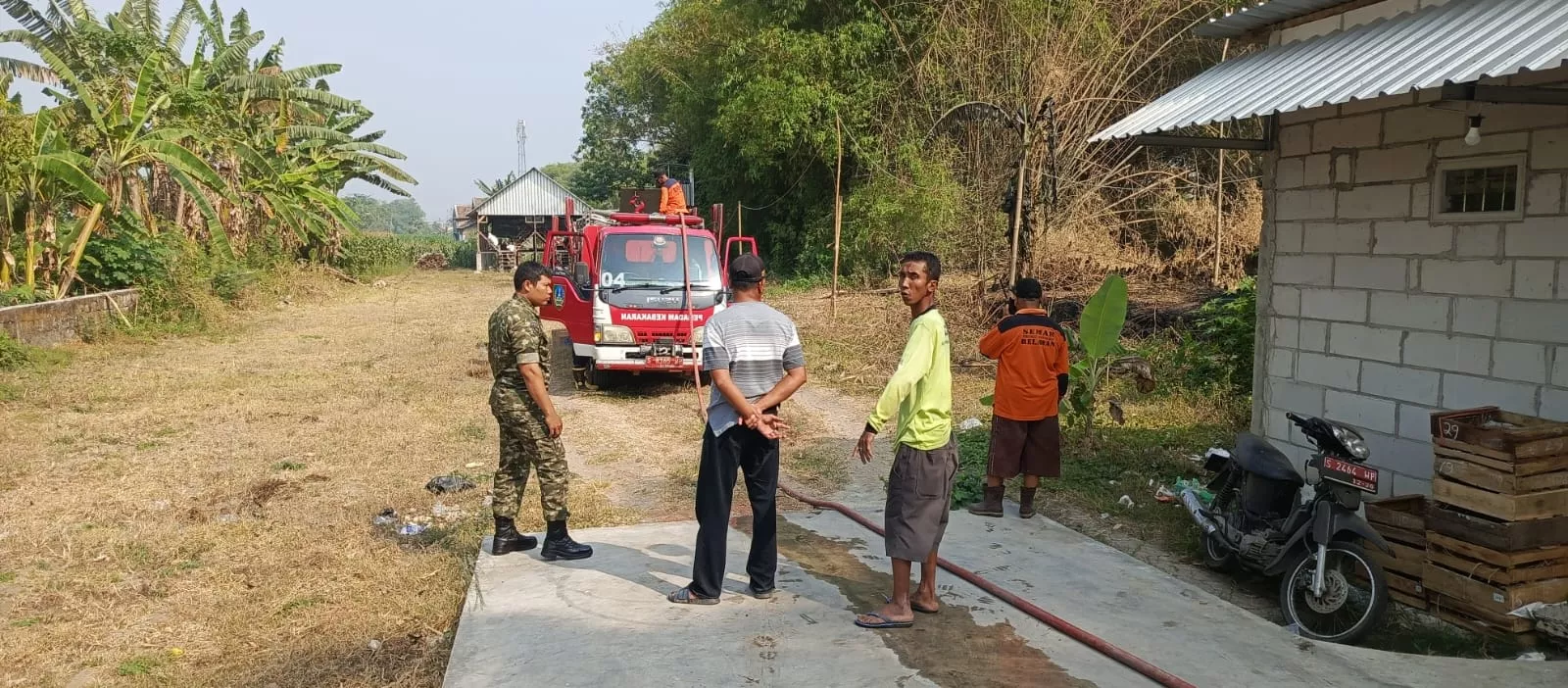 Babinsa Koramil Jogoroto Dampingi Pemadam Kebakaran Padamkan Api di Desa Alang-Alang Caruban