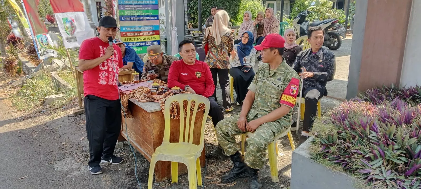 Sertu Busro Dampingi Pelaksanaan Jalan Santai dalam Rangka Menyambut HUT RI