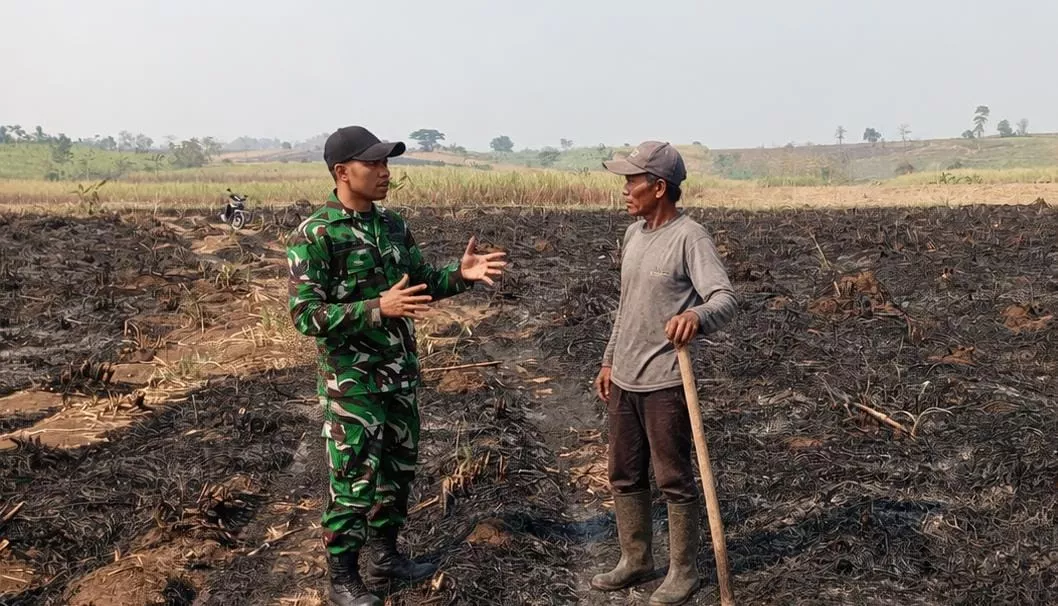 Babinsa Bareng Komsos dengan Petani Tebu Desa Ngrimbi