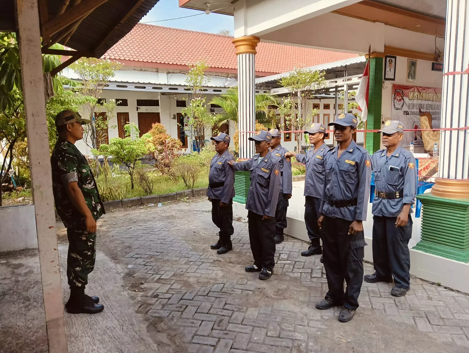Babinsa Kabuh Beri Pembekalan Linmas Desa Sumbergondang