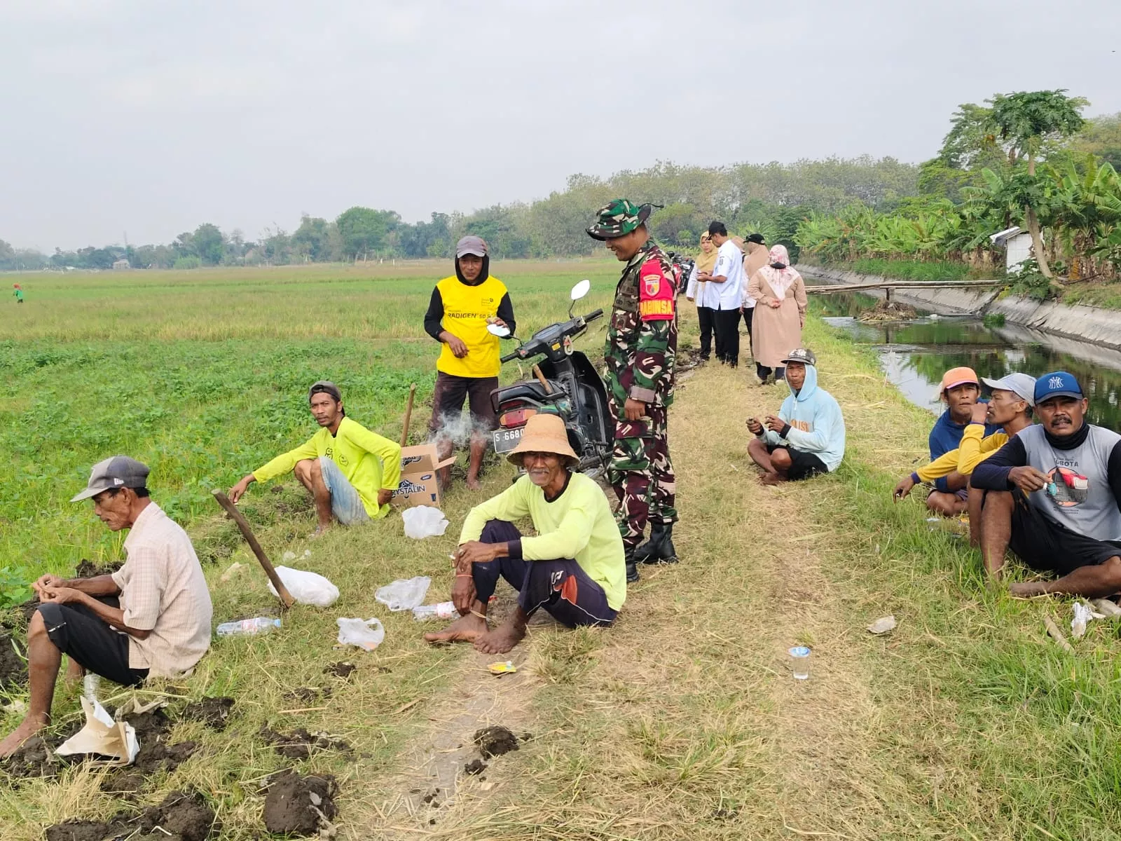 Babinsa Tembelang Bantu Petani Sumberejo dan Kepuhdoko Siapkan Lahan Tanam