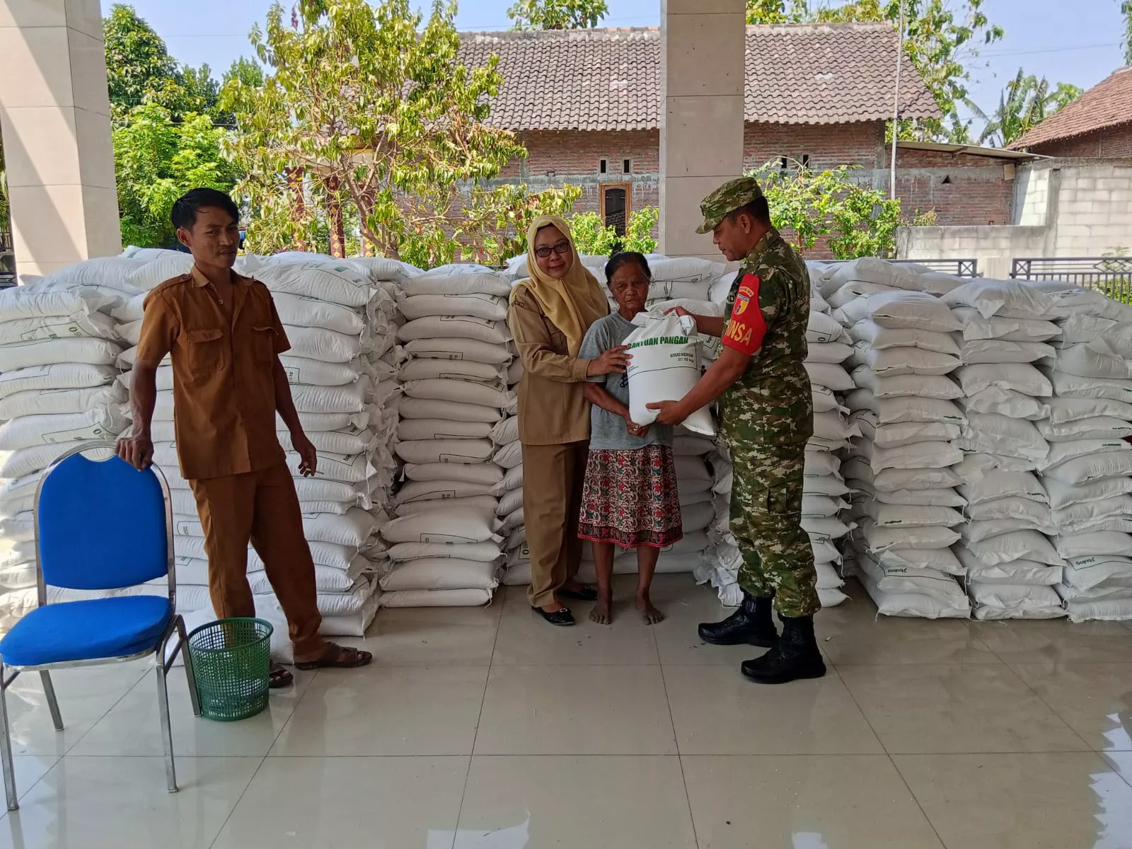 Babinsa Plandaan Dampingi Penyaluran Bantuan Pangan di Desa Bangsri