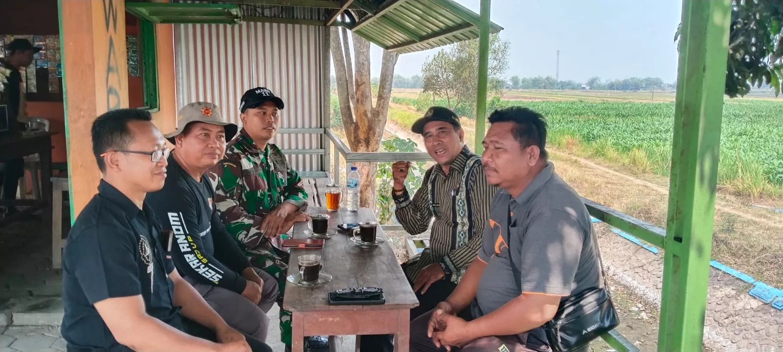 Babinsa Sumobito Gelar Komsos dengan Warga Madiopuro