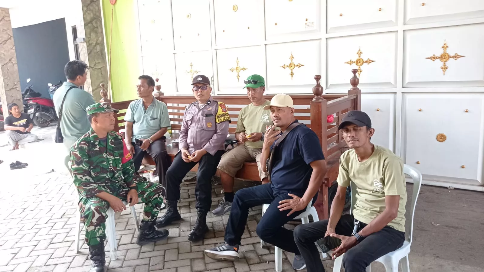Babinsa Koramil Jogoroto Intensifkan Komsos dengan Warga