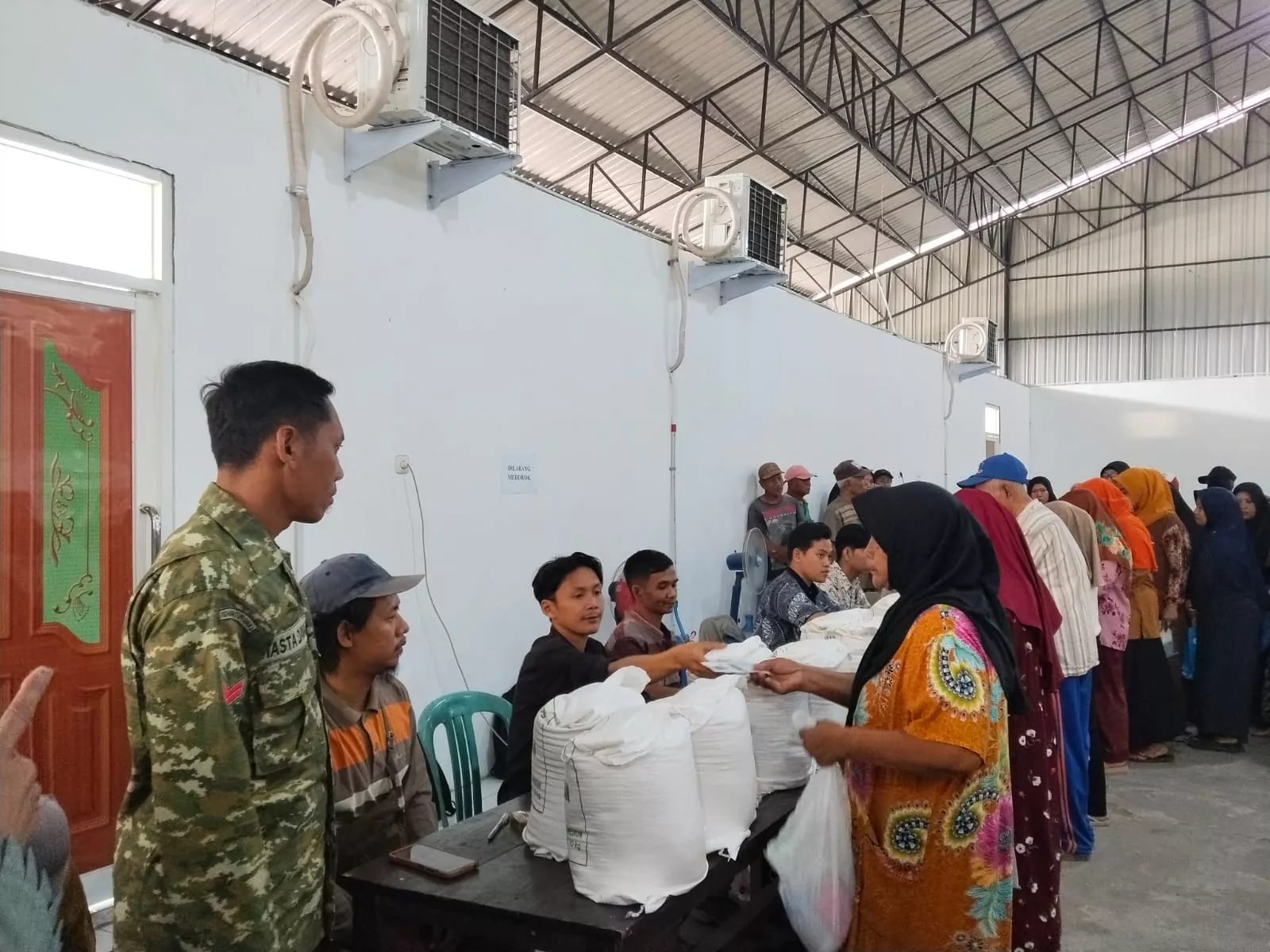 Babinsa Peterongan Dampingi Penyaluran Beras Bulog di Tugu Sumberejo