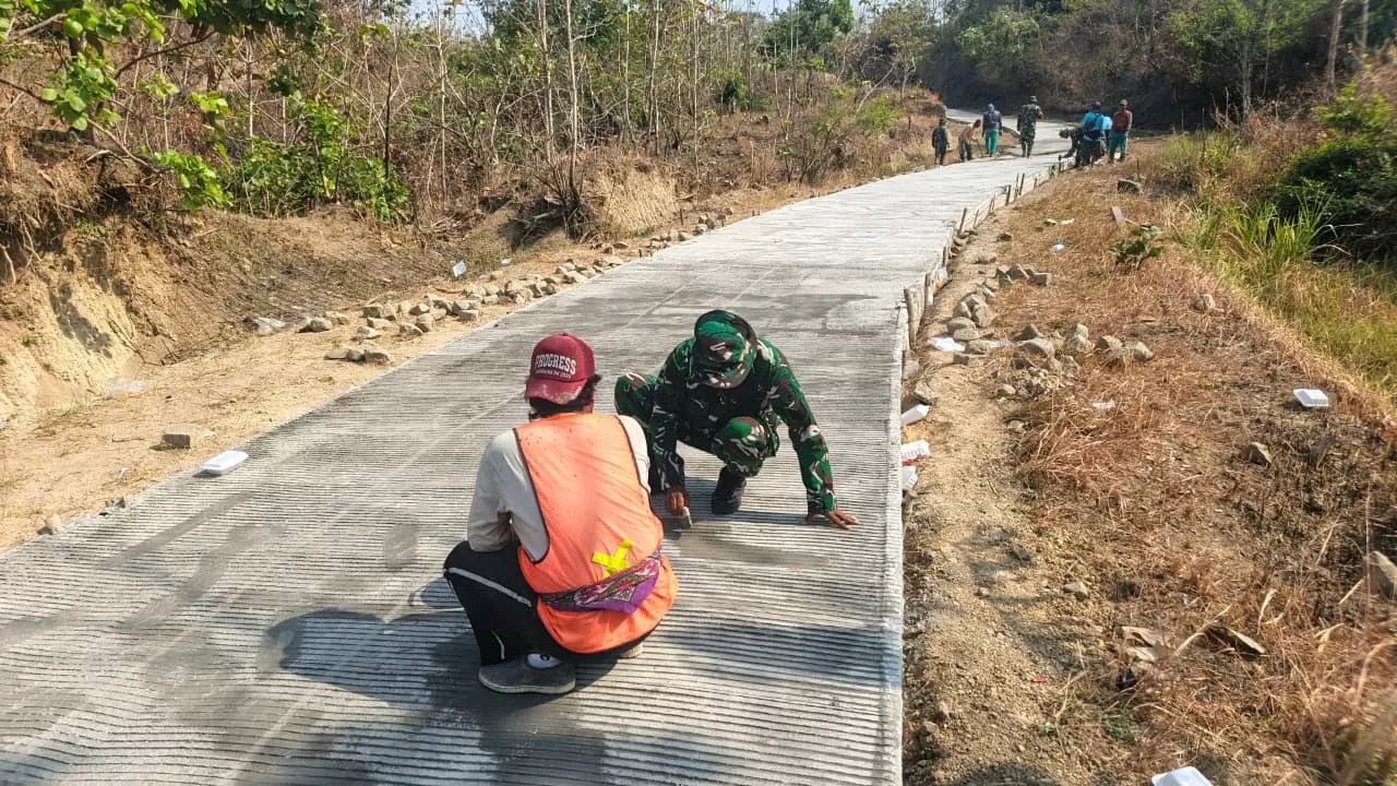 Jalan Desa Klitih Dicor Beton Lewat TMMD ke-130 Kodim Jombang