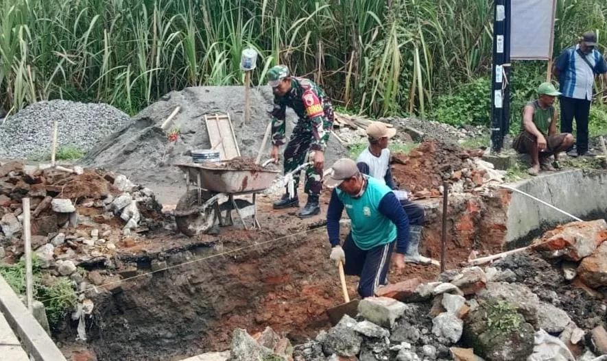 Babinsa Koramil Diwek Karya Bakti Bangun Saluran Irigasi di Watugaluh