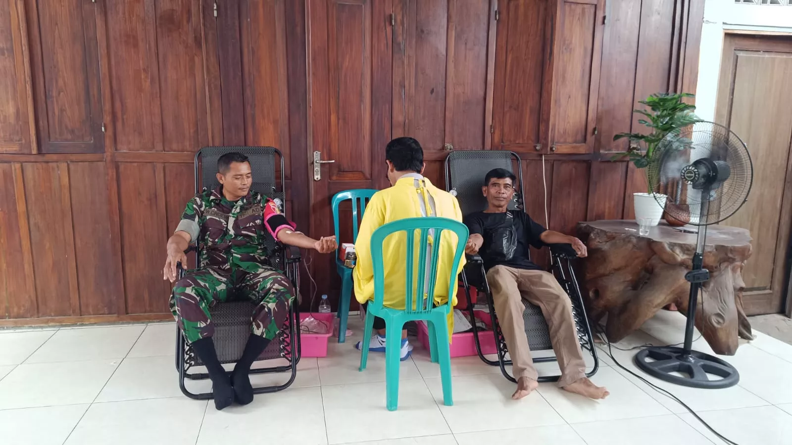 Babinsa Koramil Jombang Donor Darah Peringati HUT RI di Desa Jombang