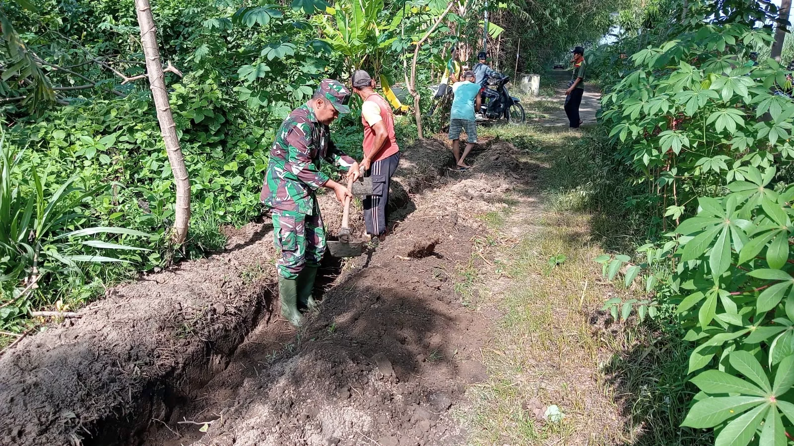 Babinsa dan Warga Sepanyul Bangun Saluran Irigasi
