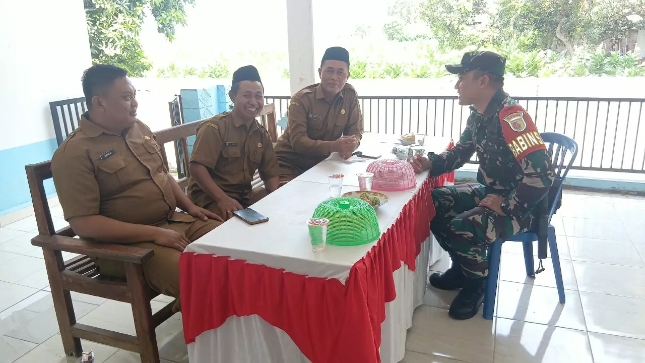 Babinsa Koramil Kabuh Koordinasi dengan Perangkat Desa Pengampon