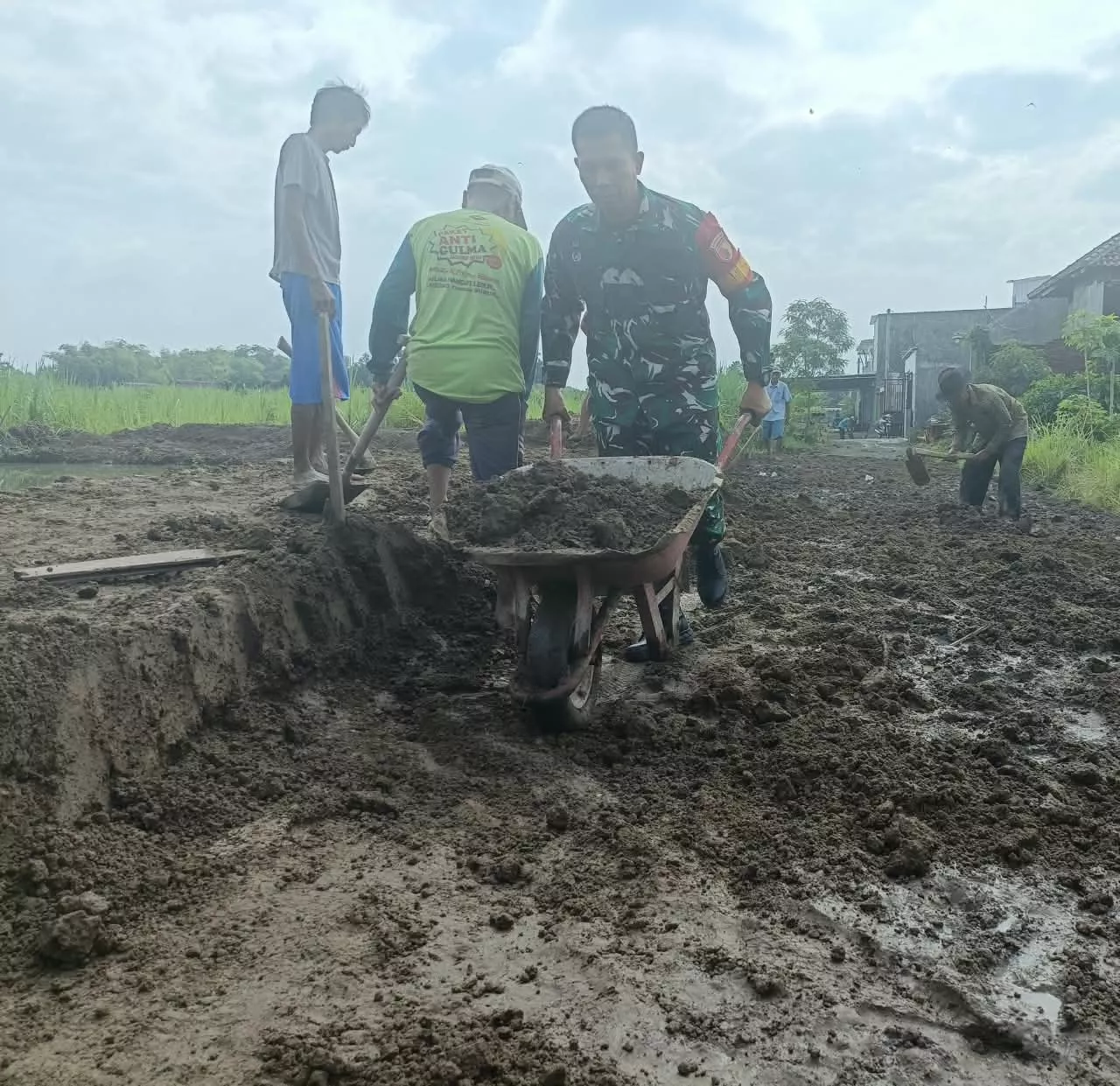 Danramil Peterongan Kerahkan Anggota Gelar Karya Bakti 