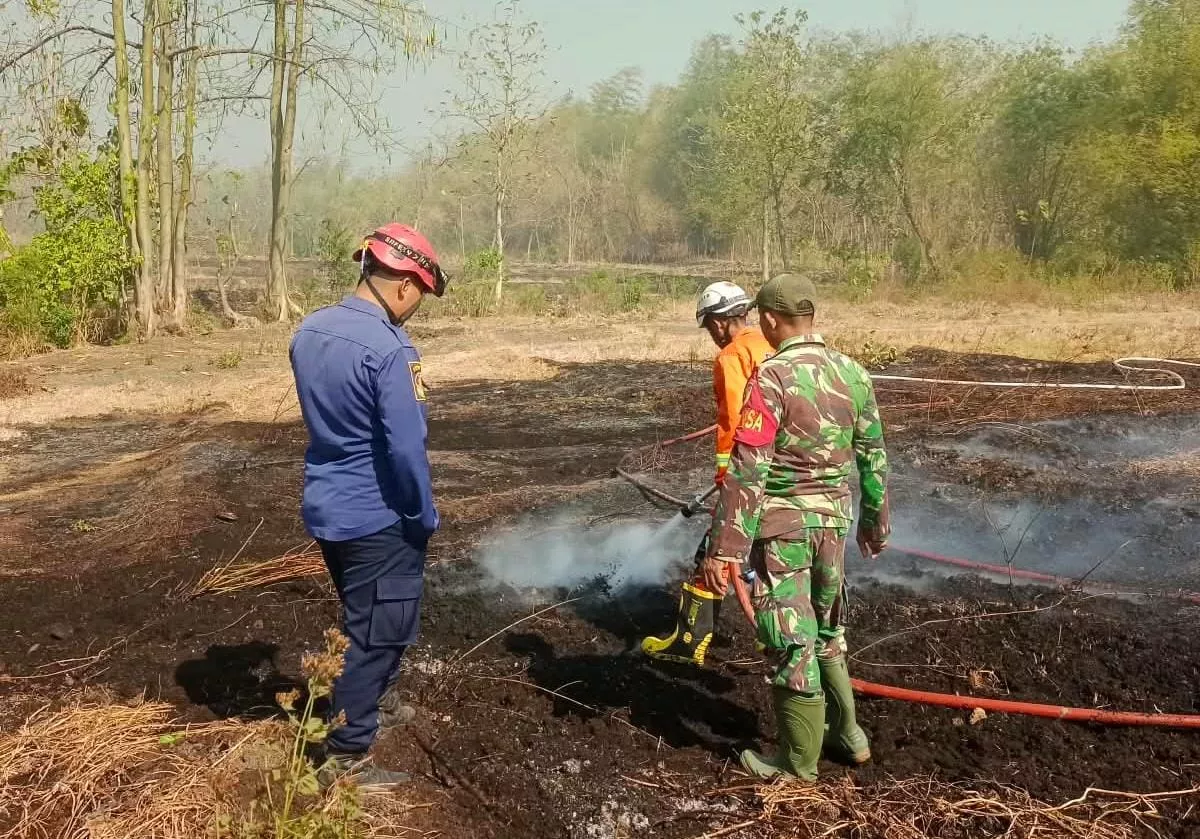 Babinsa Koramil Kota Jombang Bantu Padamkan Kebakaran Lahan di Denanyar