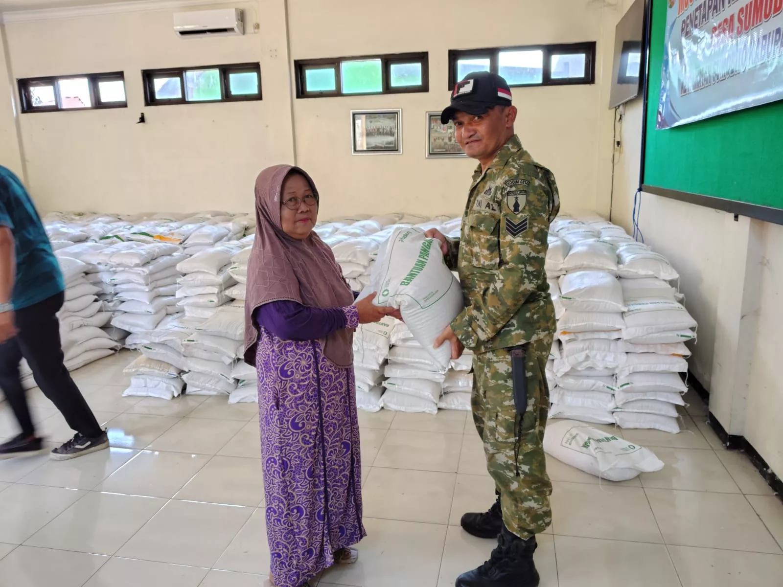 Babinsa Koramil Sumobito Salurkan Bantuan Pangan di Desa Sumobito