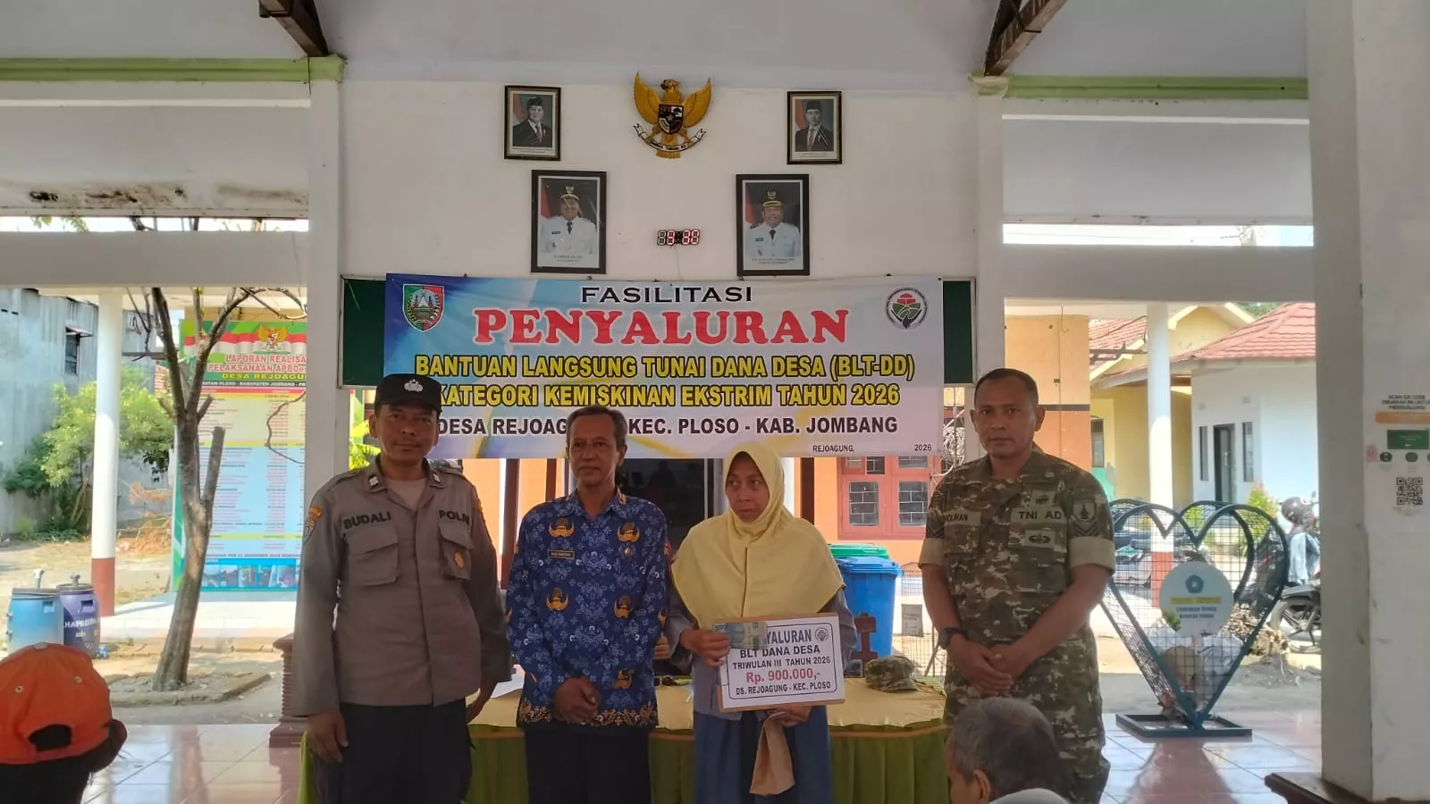 Babinsa Ploso Dampingi Penyaluran BLT di Desa Rejoagung