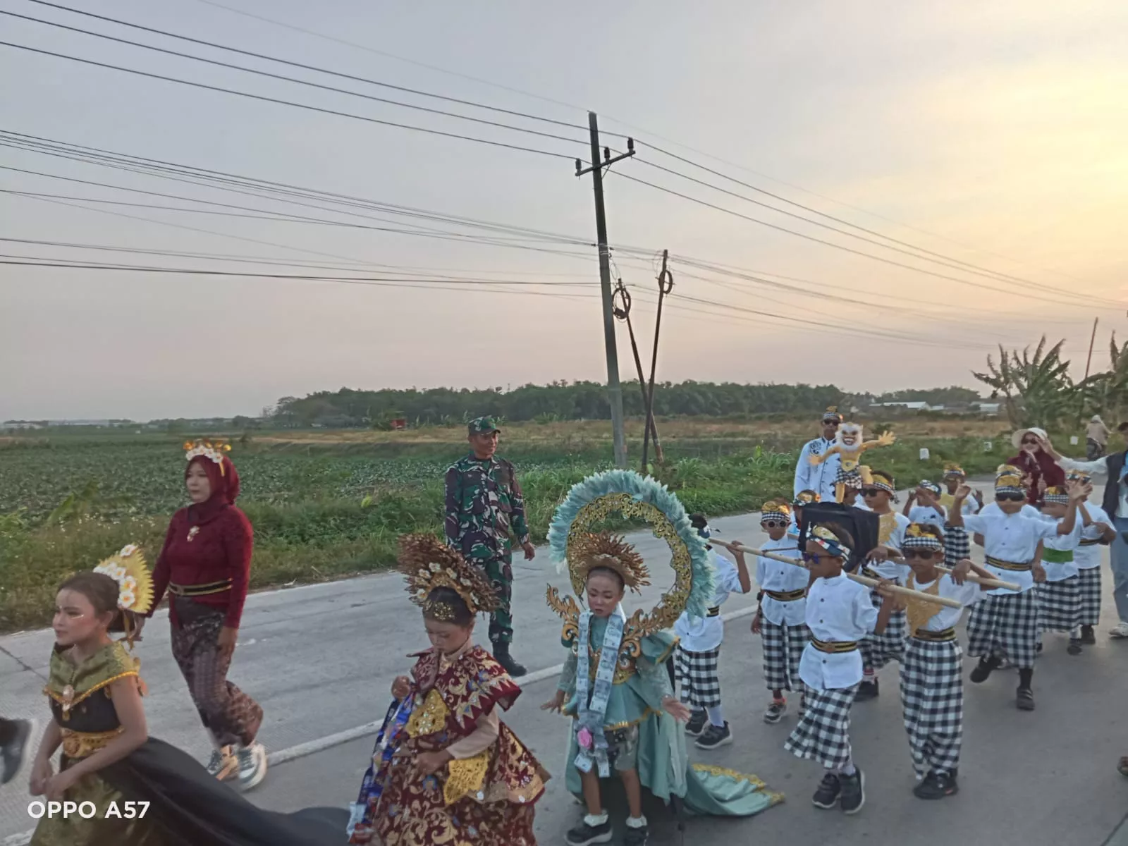 Babinsa Koramil Kabuh Amankan Karnaval HUT ke-81 RI