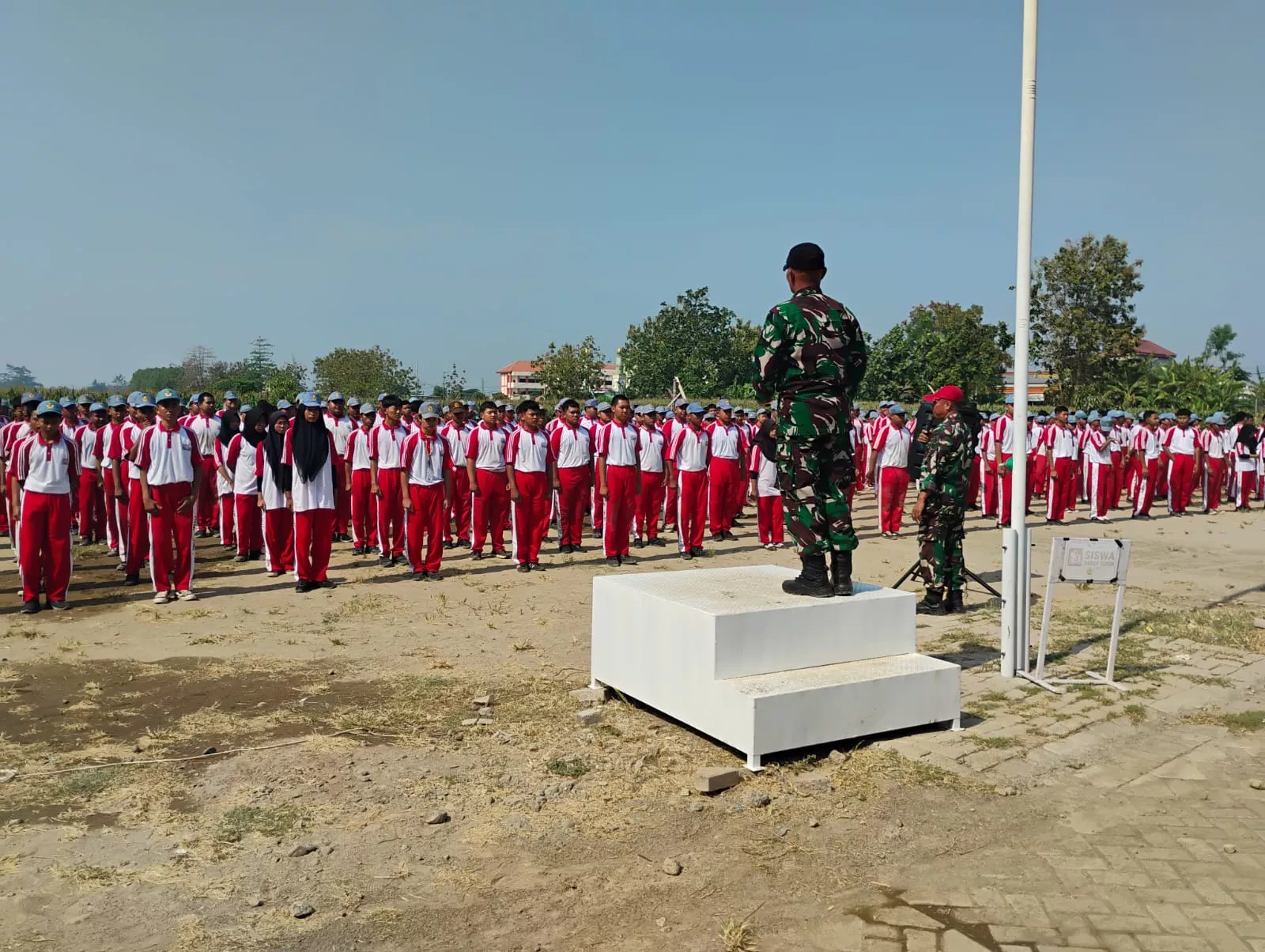 Babinsa Diwek Beri Pembinaan Mental dan Disiplin Siswa SMK Jombang
