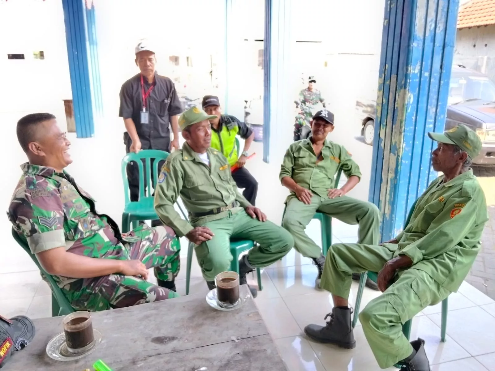 Sertu Nofik Komsos dengan Linmas Asemgede
