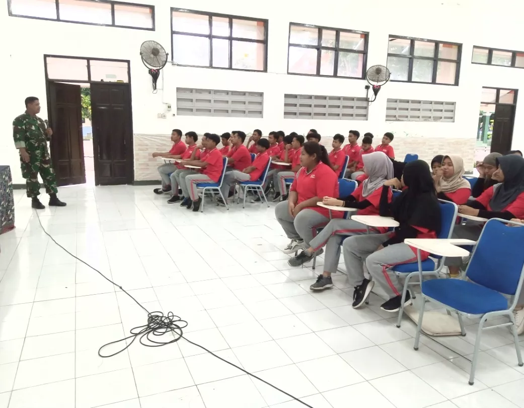 Babinsa Beri Pembekalan Kedisiplinan kepada Remaja Putus Sekolah di Jombang
