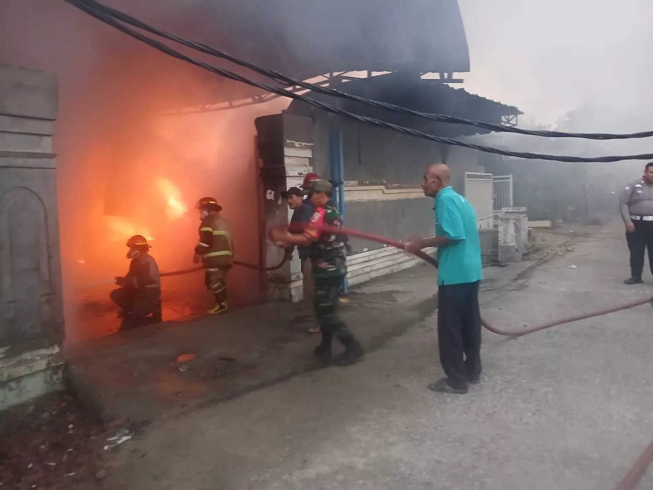 Serka Subhan Bantu Evakuasi Gudang Bahan Sepatu di Jombang