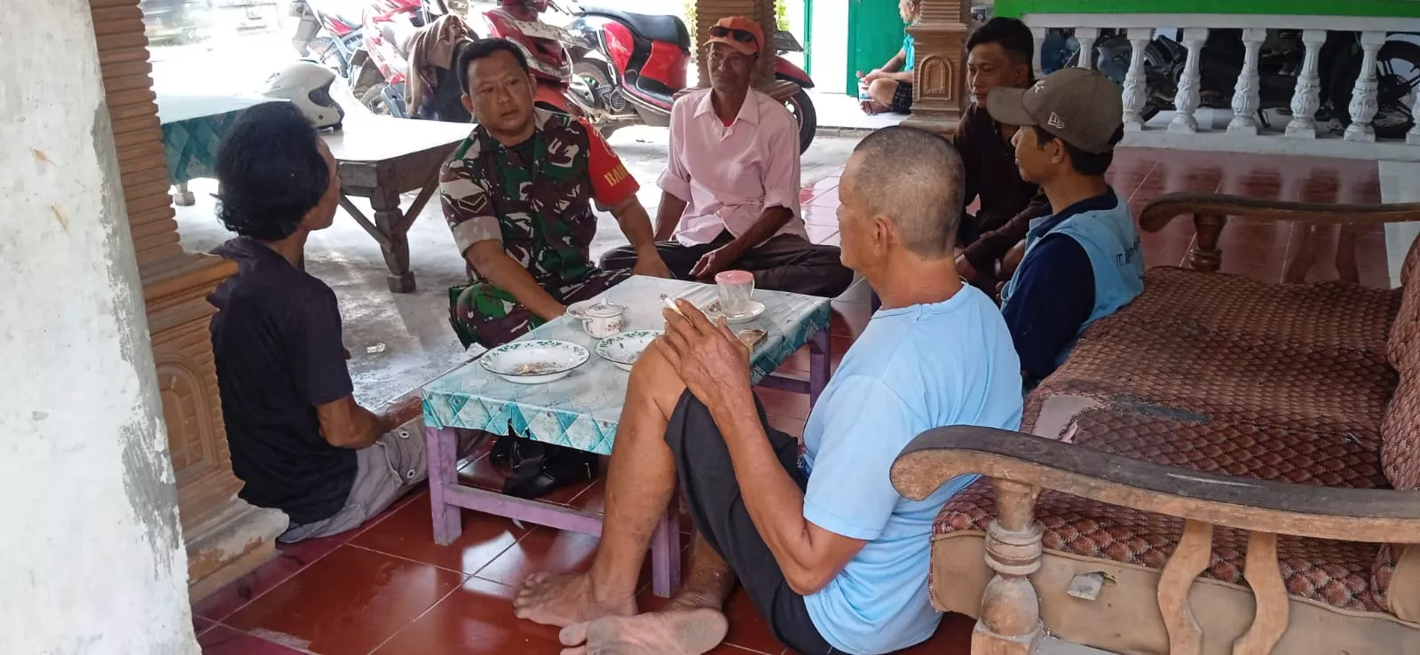 Babinsa Megaluh Intensifkan Komsos dengan Warga