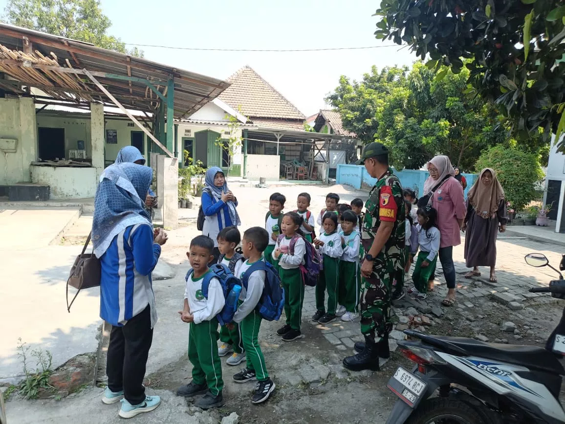 Babinsa Peterongan Dampingi Murid TK Kartika Kenali Pasar Tradisional