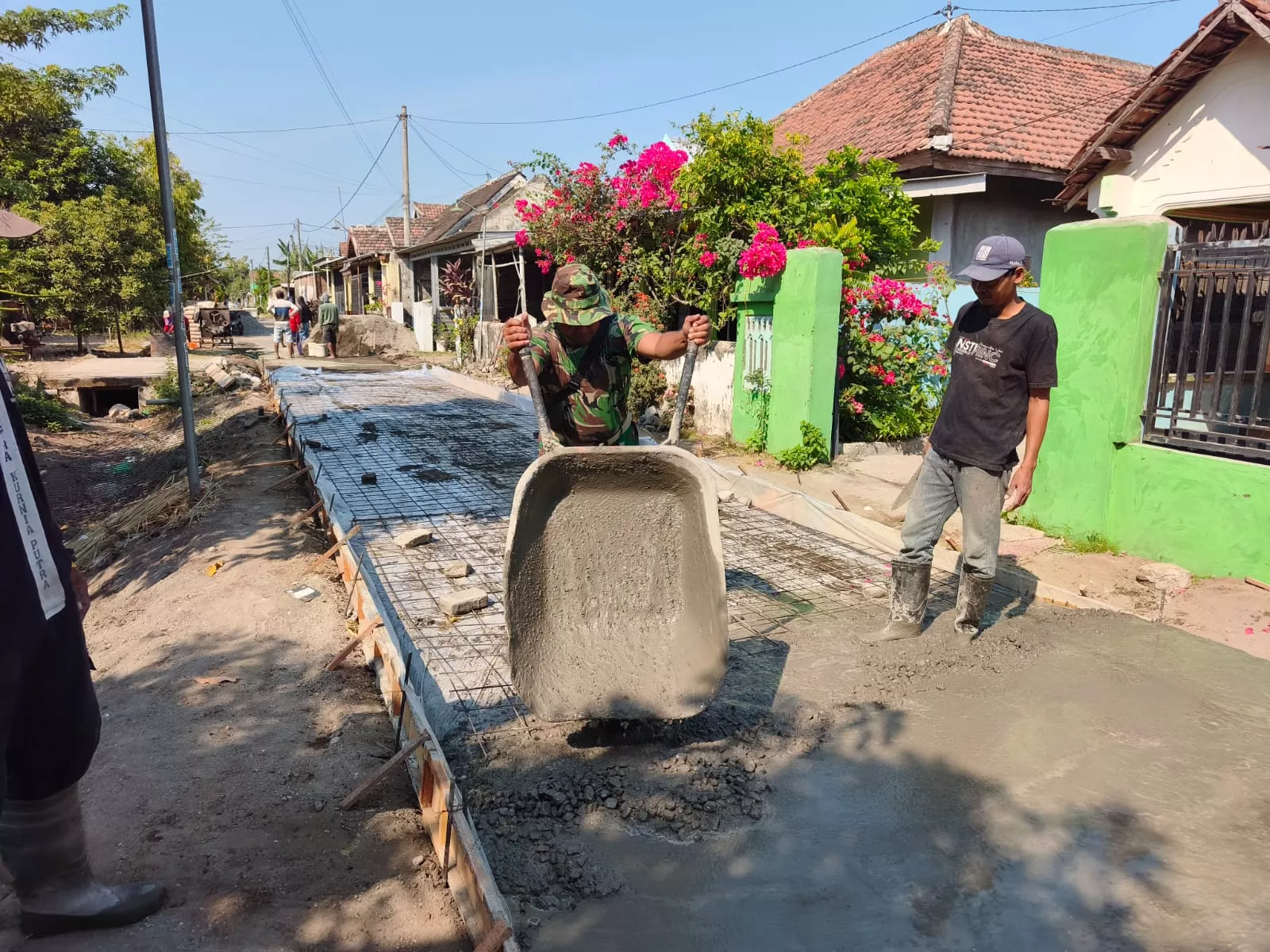 Babinsa dan Warga Gotong Royong Cor Jalan Desa Keras