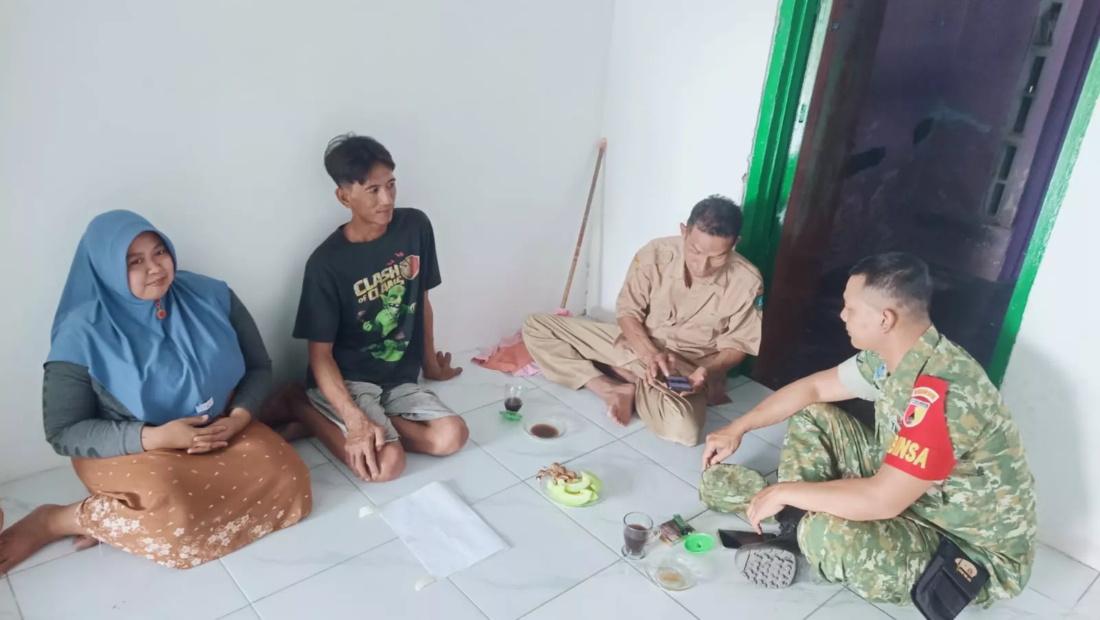 Babinsa Serda Bambang Irawan Komsos dengan Warga Desa Tambar