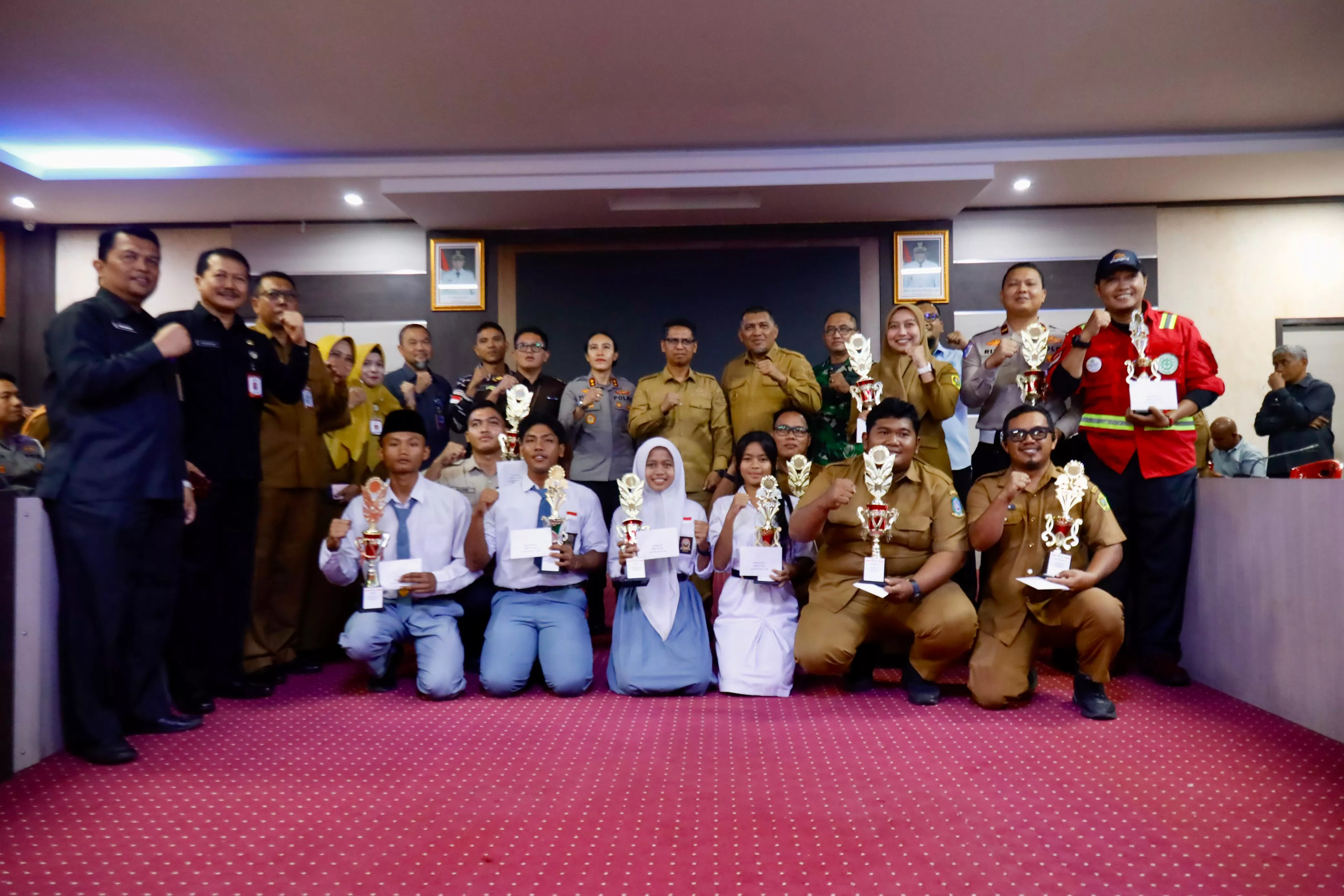 Bupati Dan Wakil Bupati Karimun  Serahkan Hadiah Lomba Gerak Jalan HUT RI Ke 81.