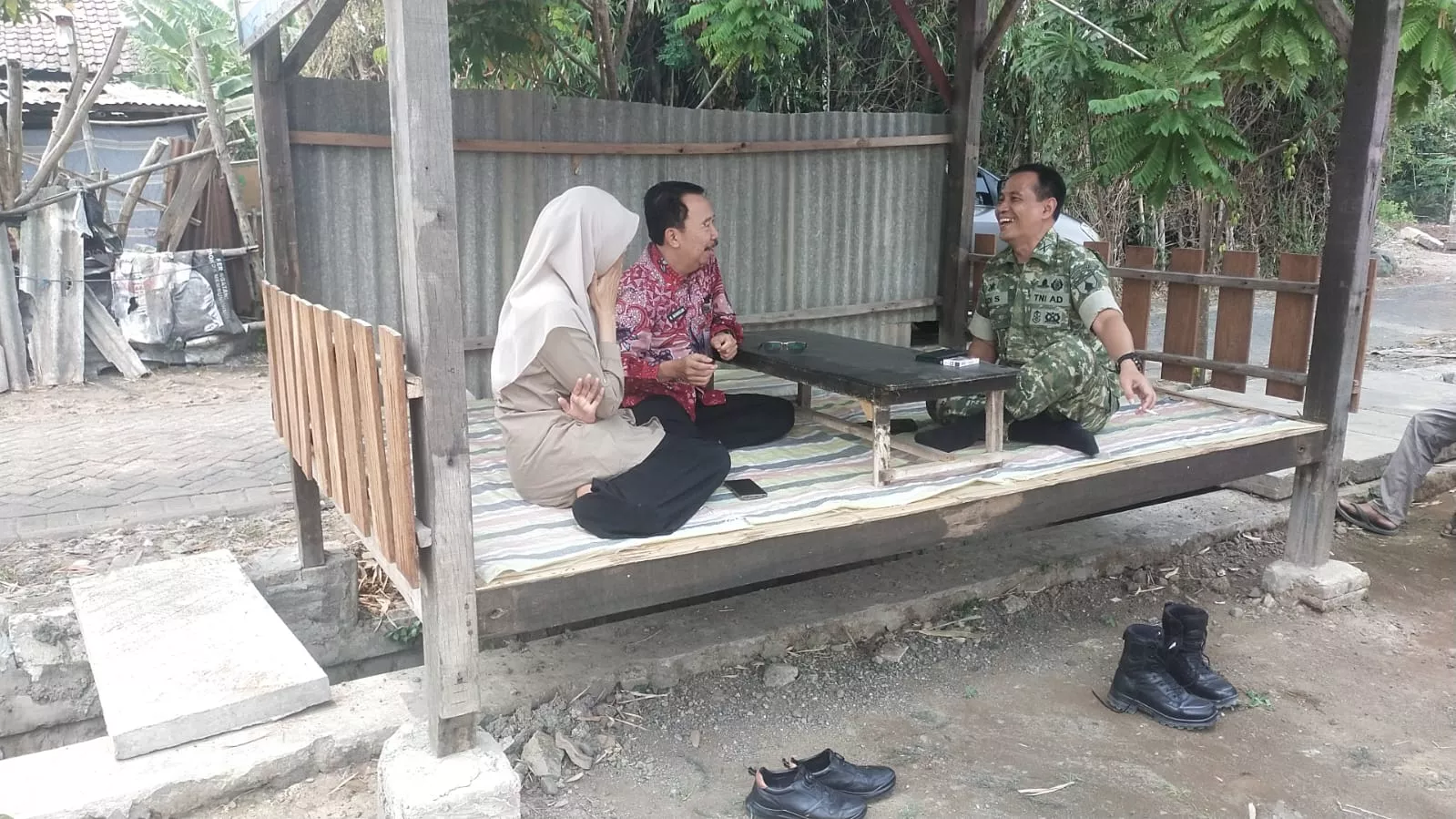 Danramil Perak Komsos dengan Kepala Desa Plosogenuk