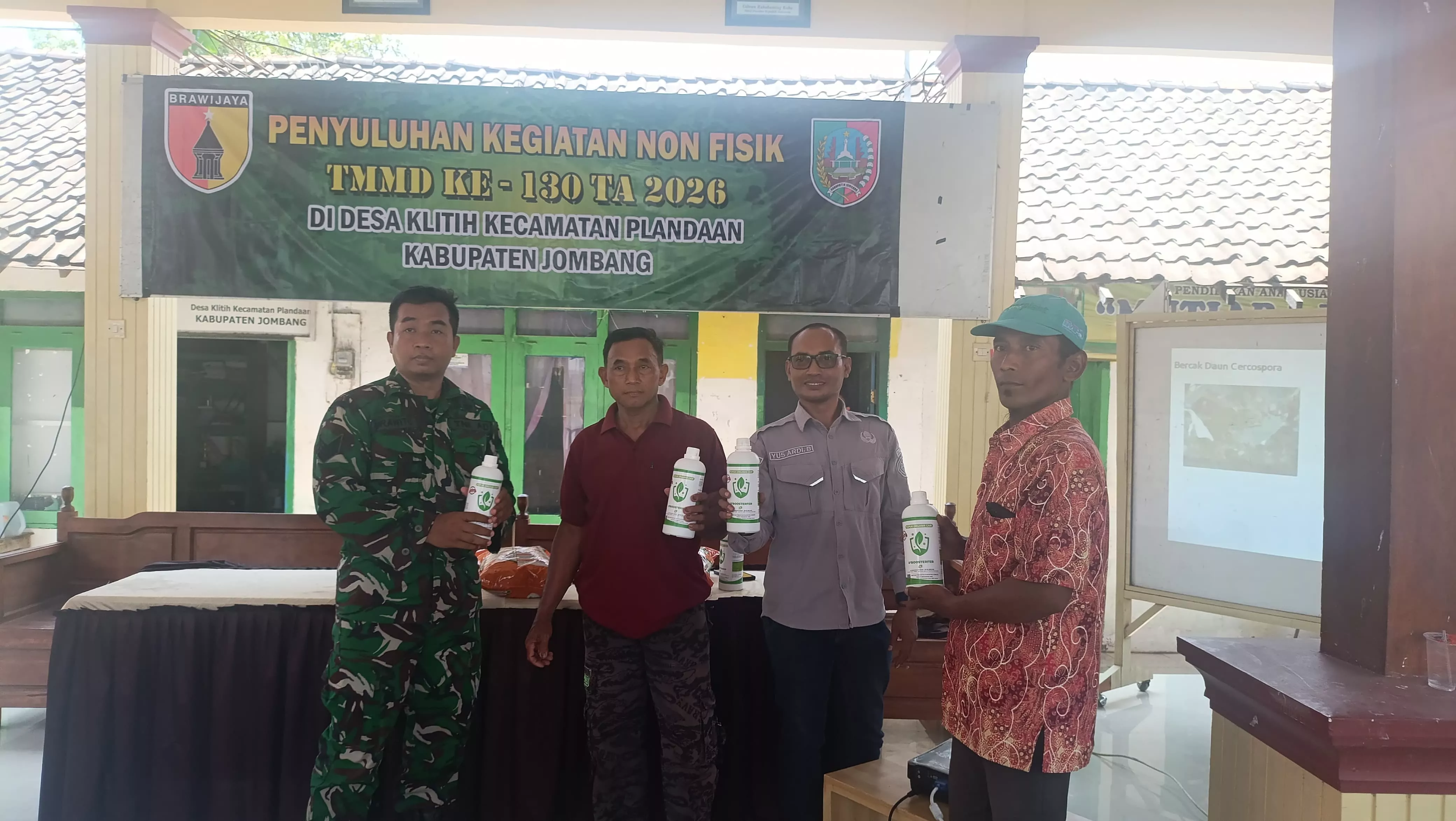Satgas TMMD ke-130 Dampingi Penyuluhan Pupuk di Desa Klitih Jombang