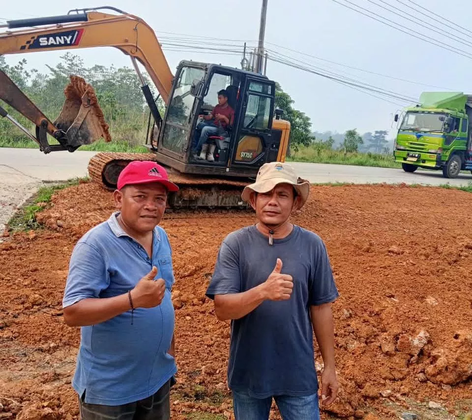 Komite SMPN 5 Rengat Barat Puji Gerak Cepat Ketua DPRD Inhu Bantu Penimbunan Bahu Jalan di Depan Sekolah