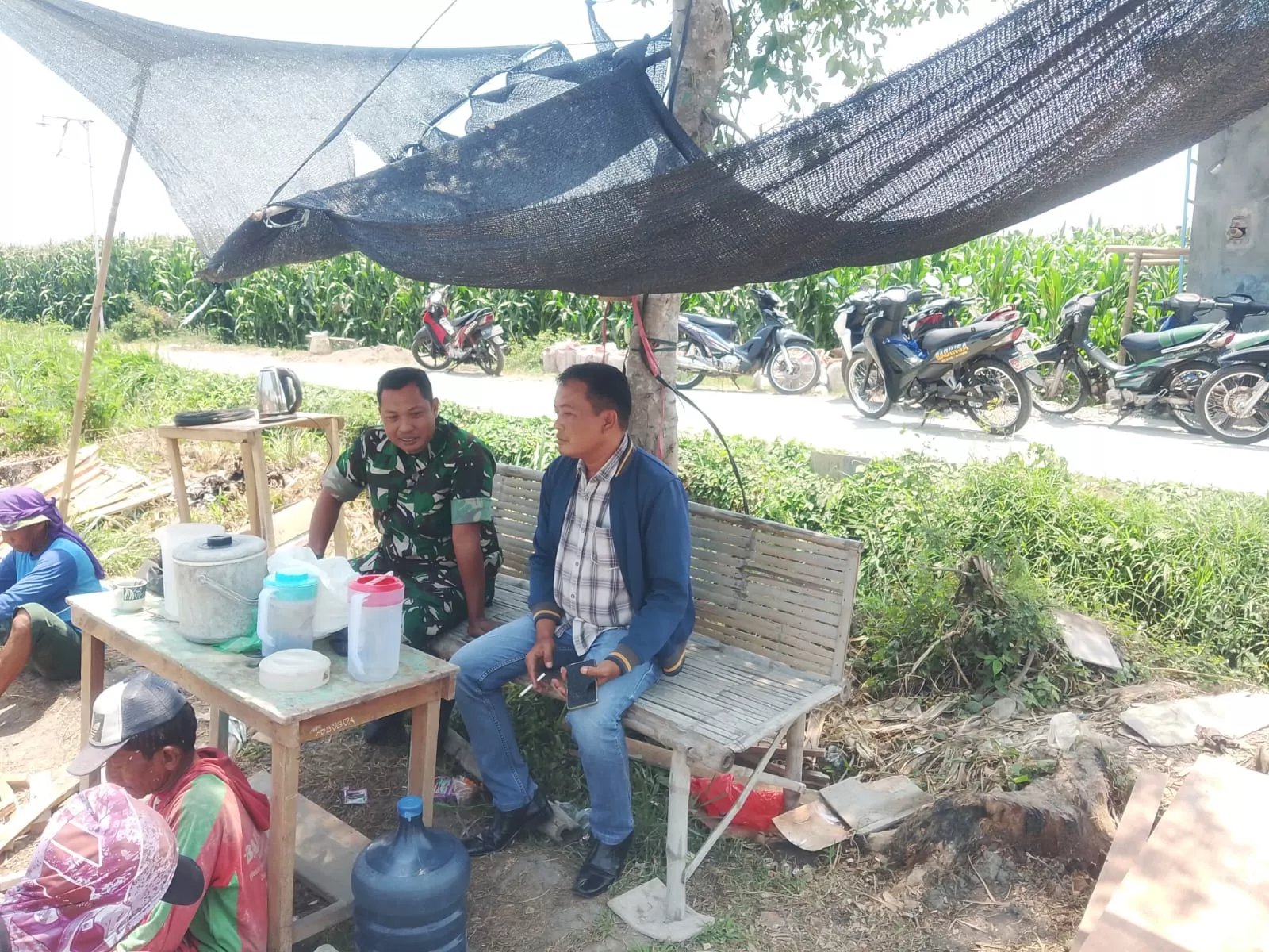 Babinsa Koramil Diwek Intensifkan Komsos dengan Warga Desa Kwaron