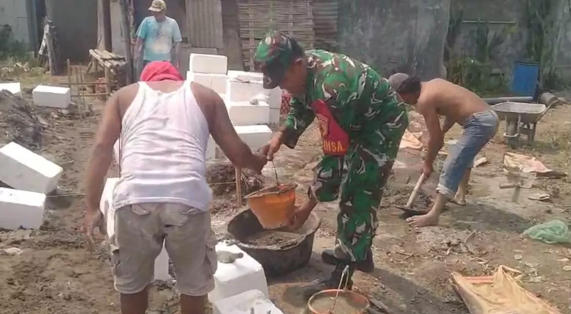 Babinsa Jogoroto Percepat Perbaikan Rumah Warga Sukosari