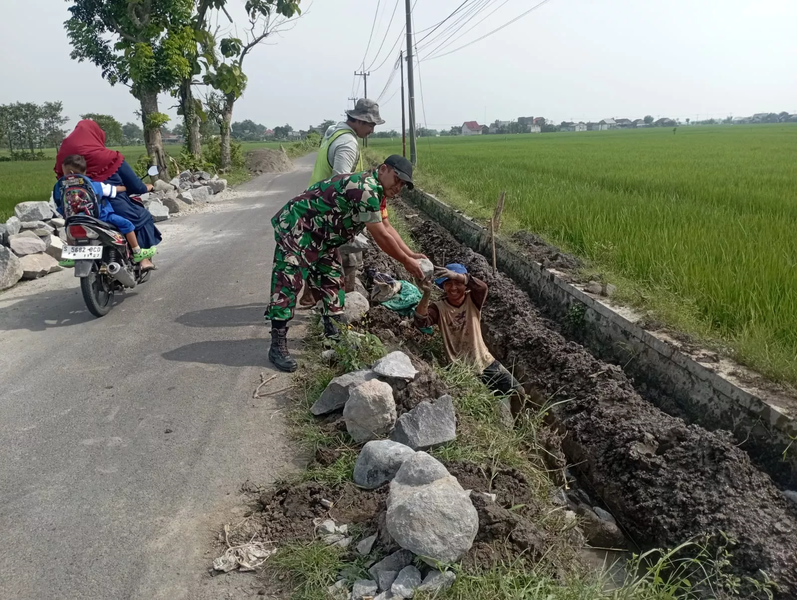 Babinsa Koramil Kesamben dan Warga Bangun Saluran Irigasi