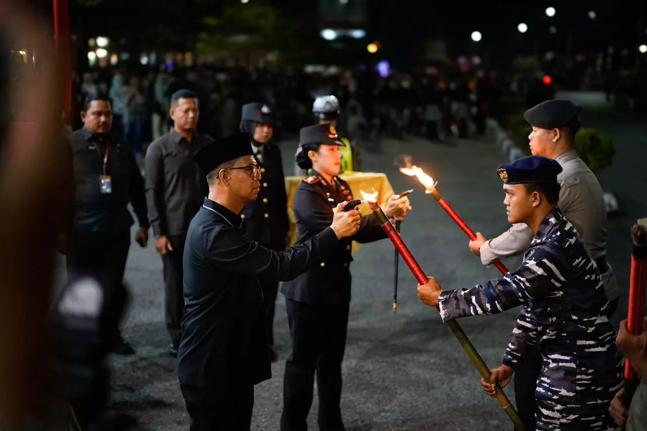 Lepas Pawai Obor HUT RI Ke 81, Bupati Iskandarsyah Gaungkan Semangat  Damai Kemerdekaan.
