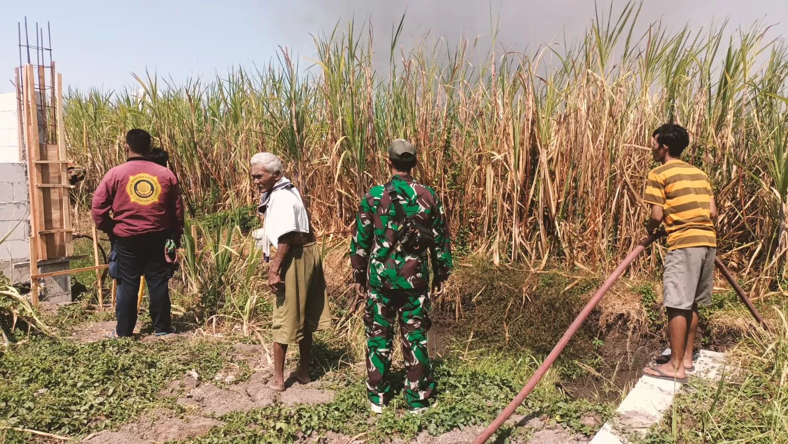 Sertu Dedy Bantu Damkar Padamkan Kebakaran Lahan Tebu di Jombang
