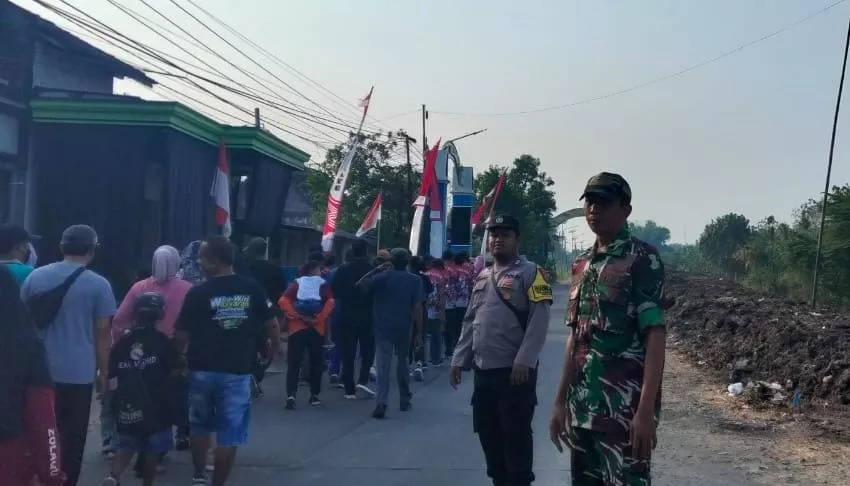 Sertu Miftahul Kawal Jalan Sehat di Desa Kebonagung