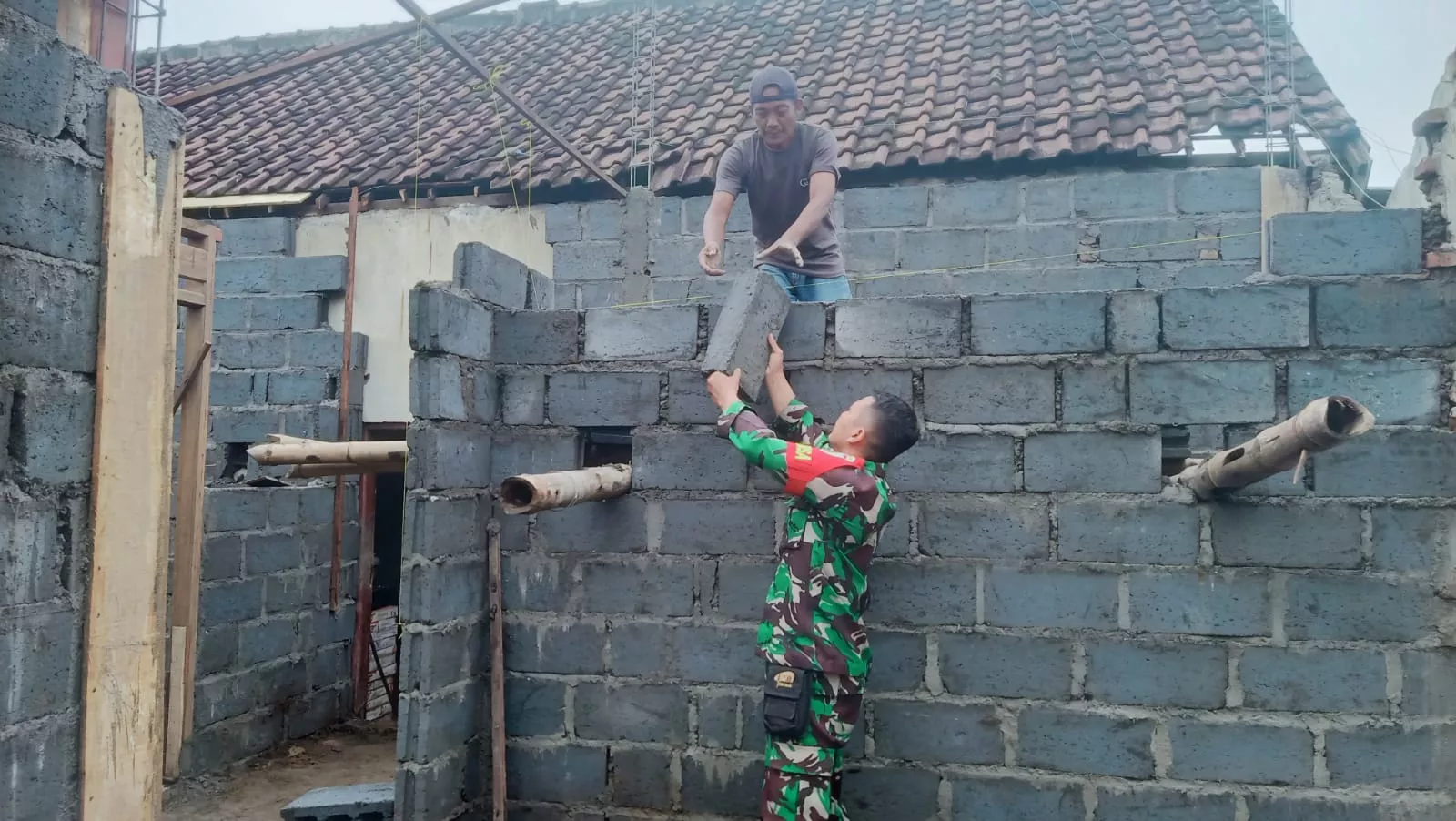 Babinsa Jogoroto Bantu Warga Selesaikan Pembangunan Rumah di Sawiji
